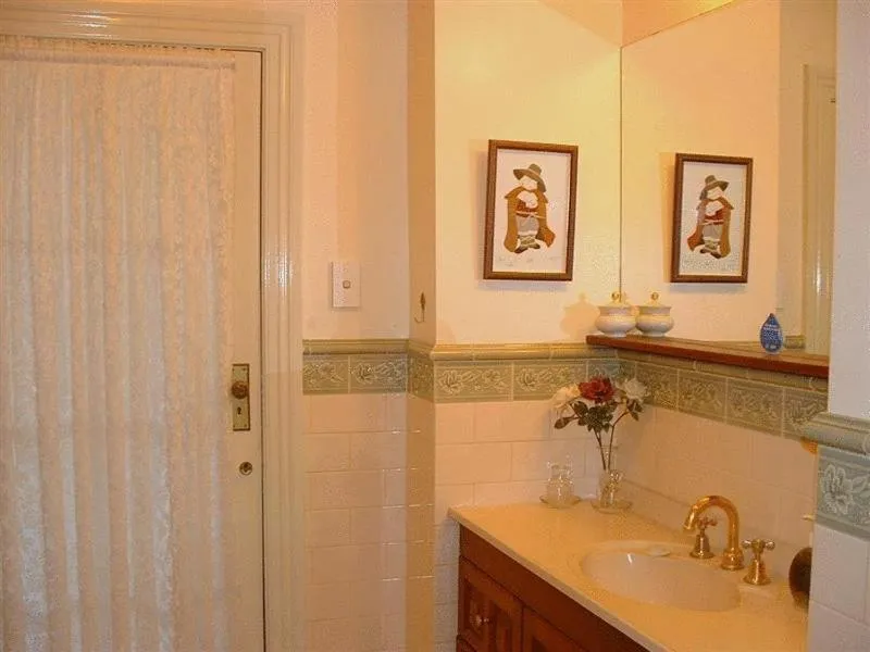 Bathroom in Riviera Bed & Breakfast