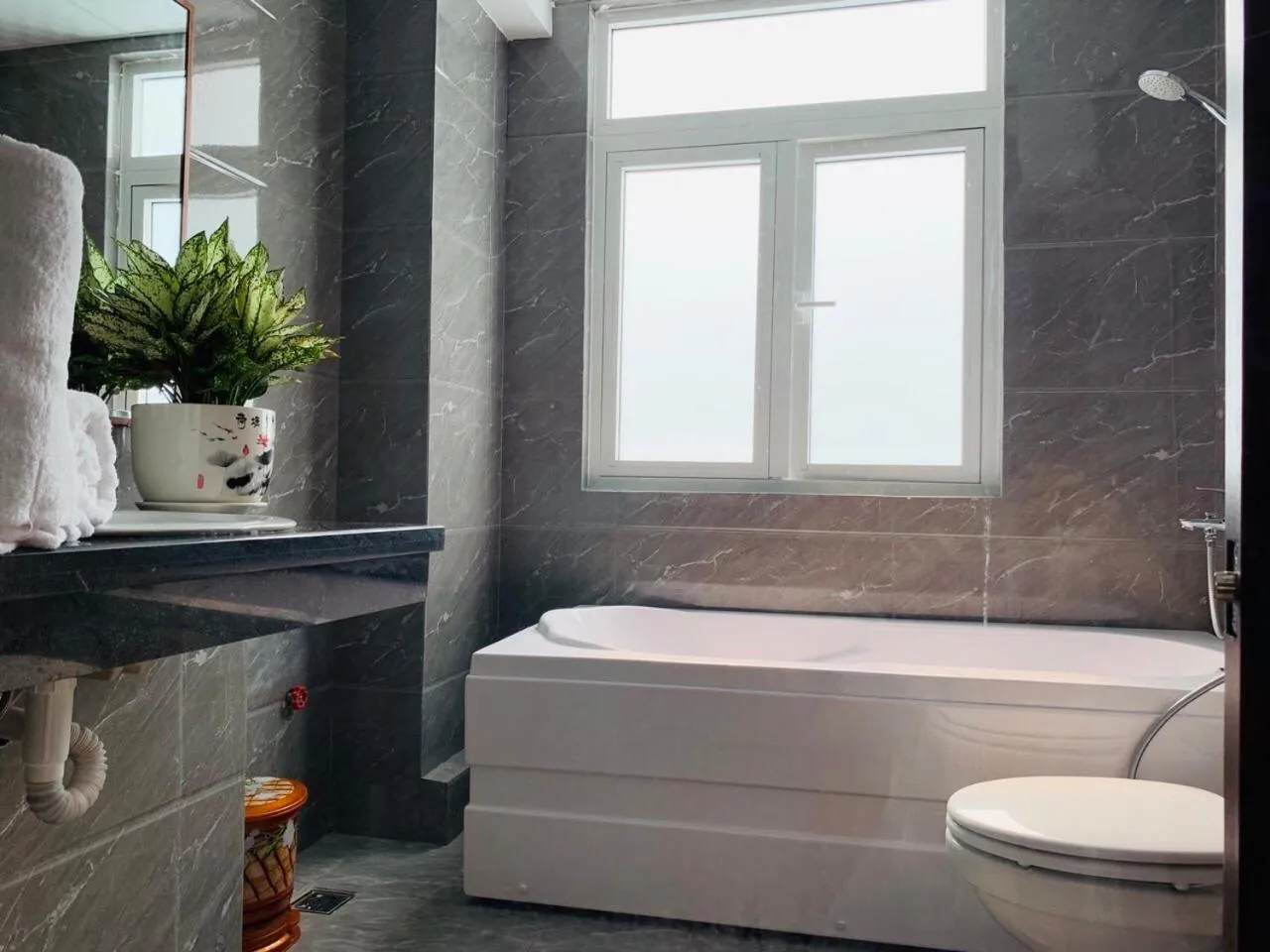 Toilet in Binh Duong 2 Hotel