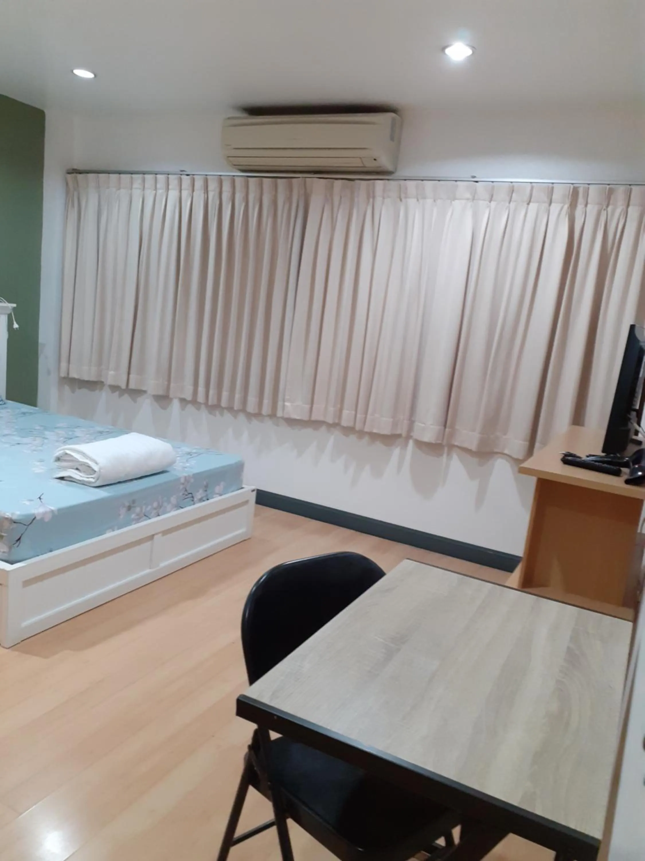 Bedroom, Bed in BaanSu Hostel