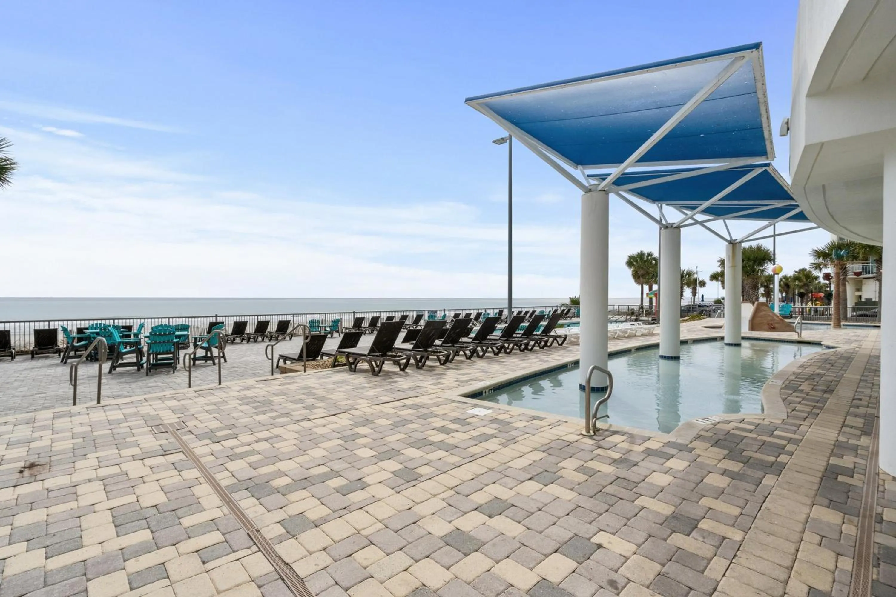 Swimming pool in Oceans One 1806