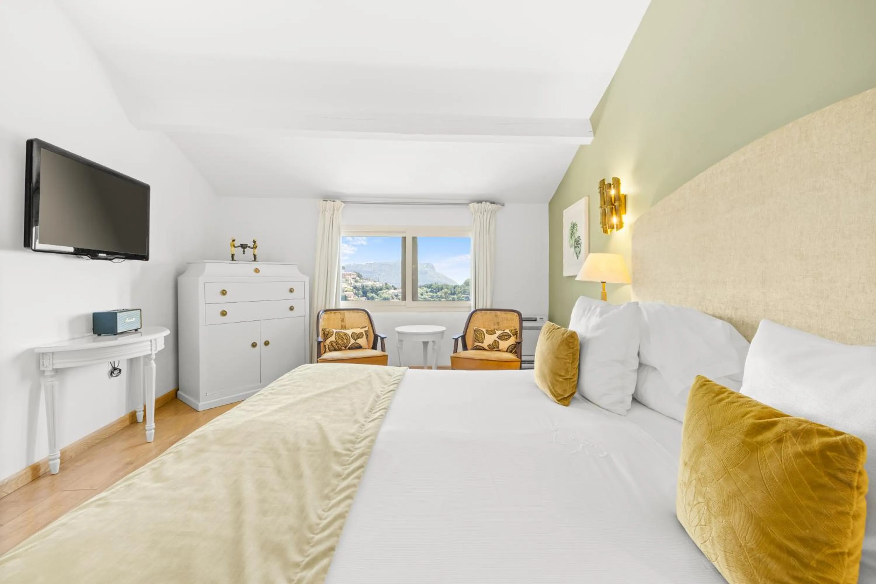 Bedroom, Bed in La Chèvre d'Or