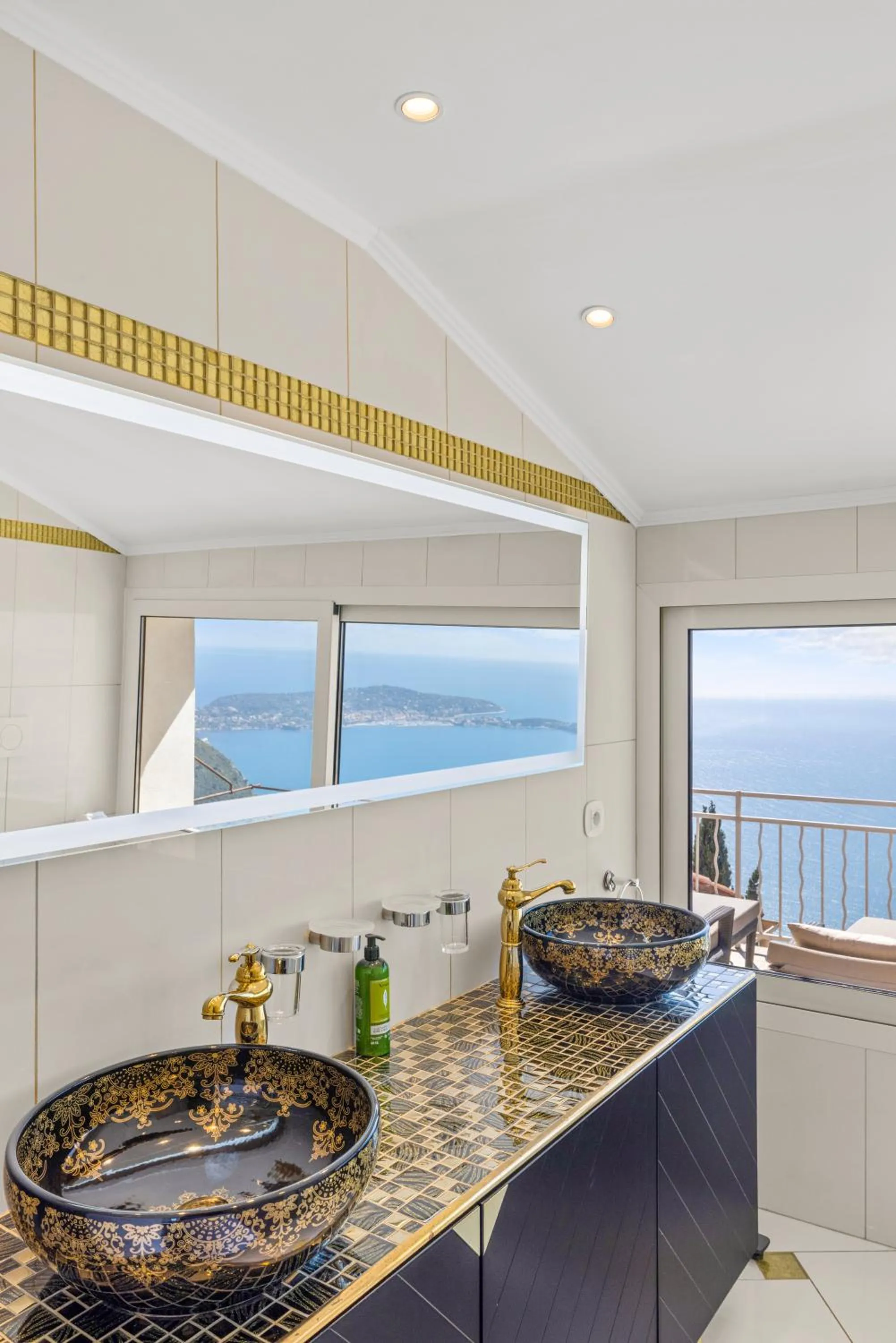 Bathroom in La Chèvre d'Or