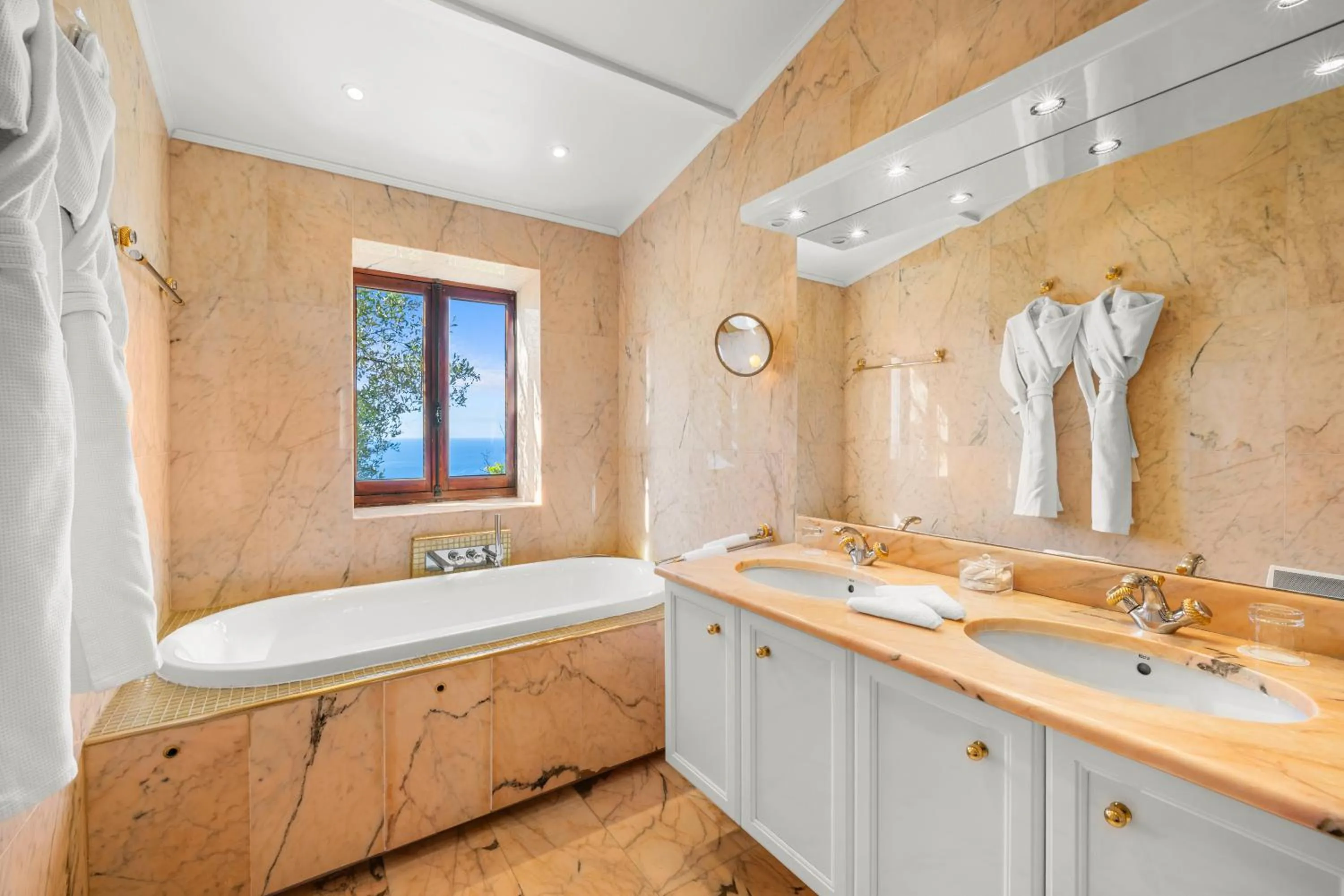 Bathroom in La Chèvre d'Or