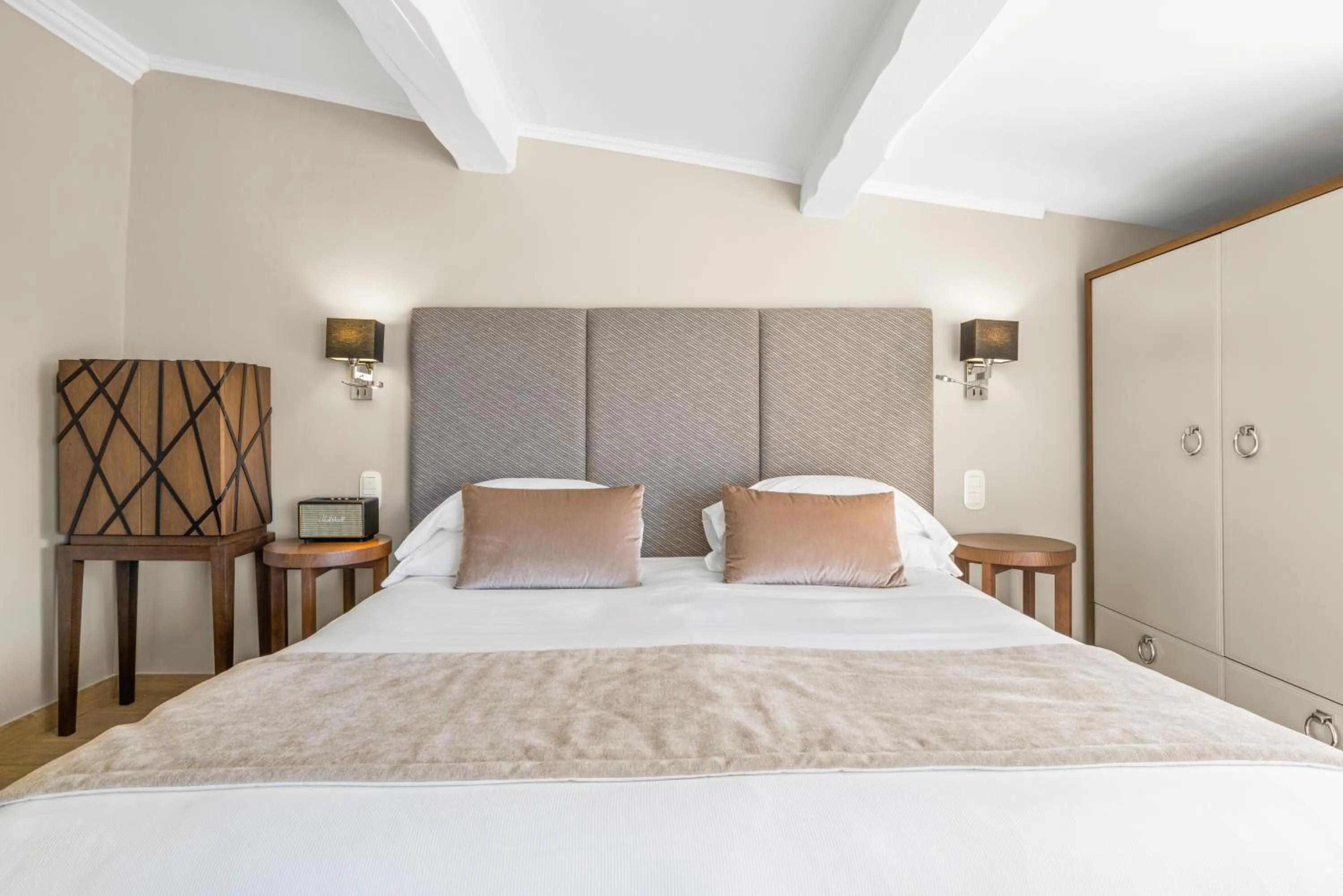 Bedroom, Bed in La Chèvre d'Or