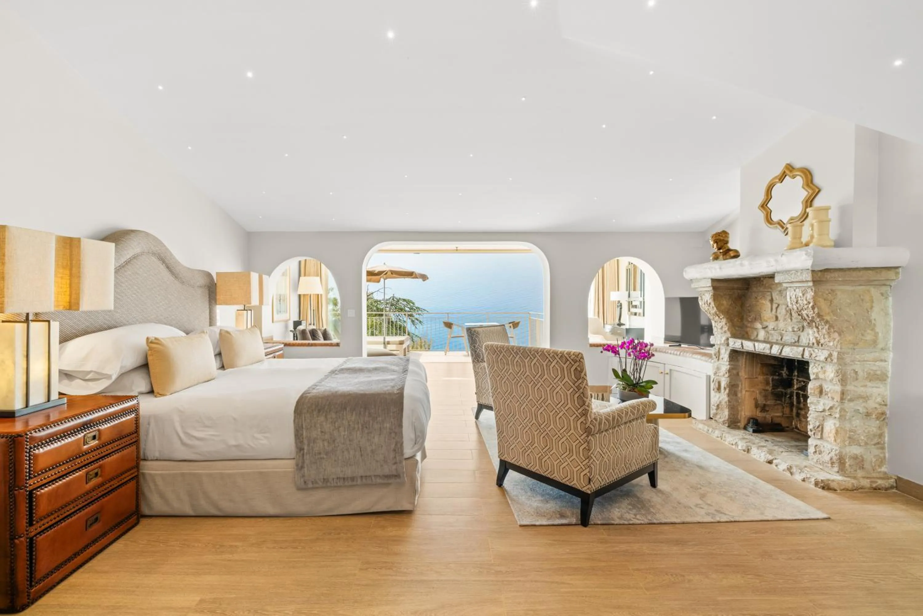 Bedroom, Bed in La Chèvre d'Or