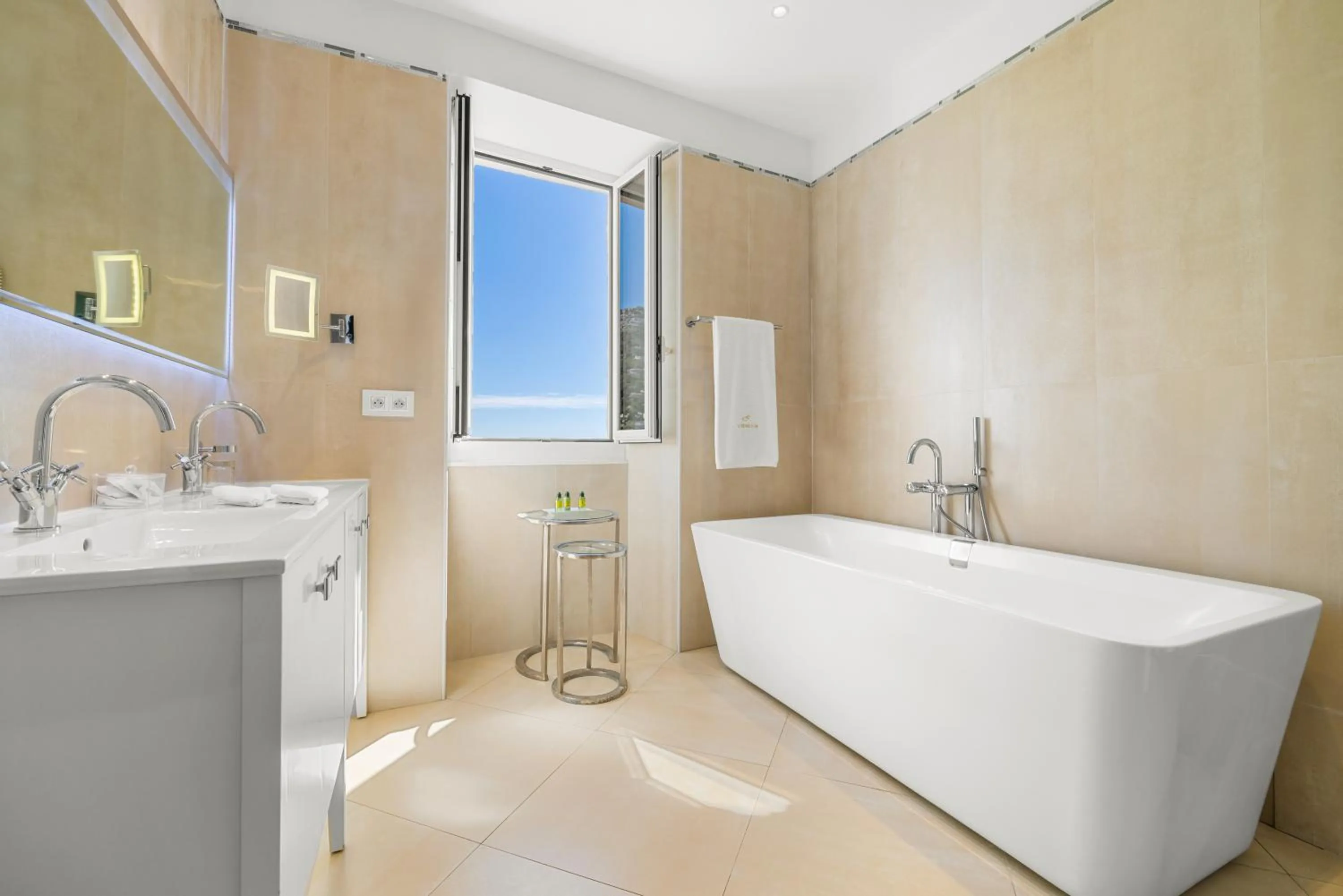 Bathroom in La Chèvre d'Or