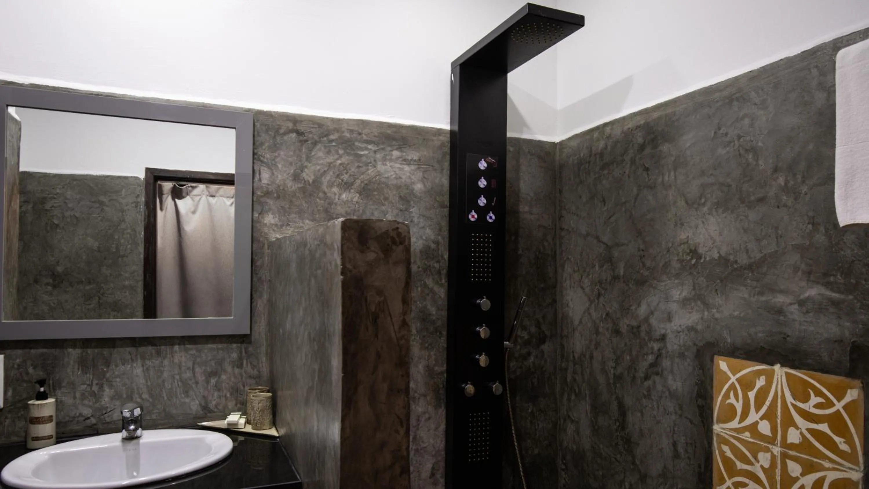 Shower in Pavillon Indochine Boutique - Hotel