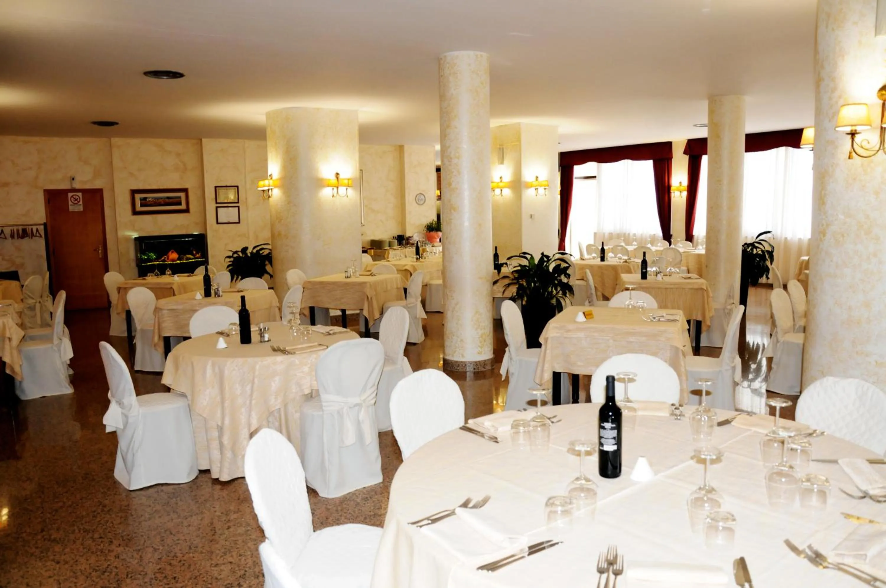 Restaurant/places to eat in Hotel Kiris