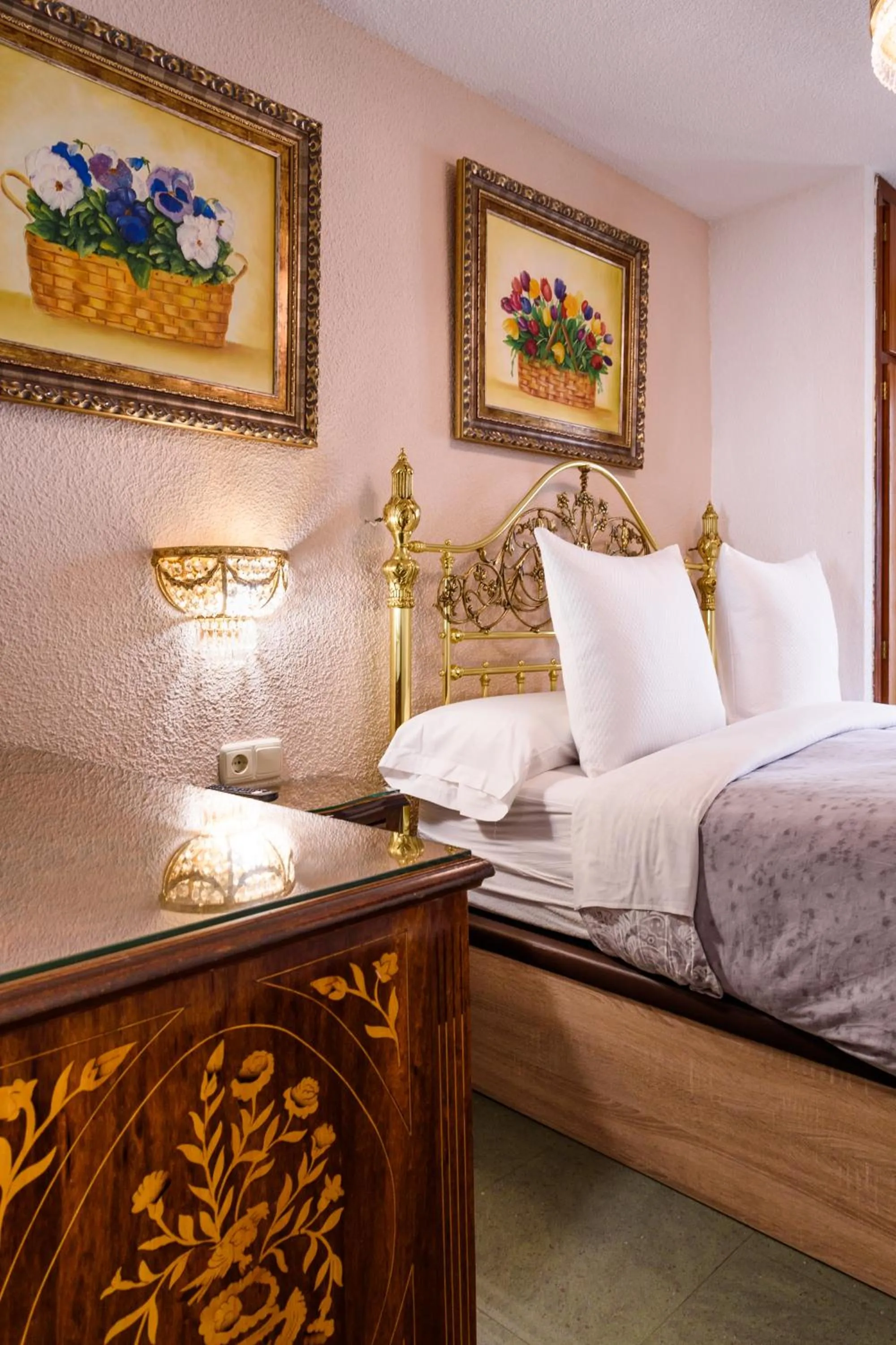 Decorative detail, Bed in Casa de Reyes