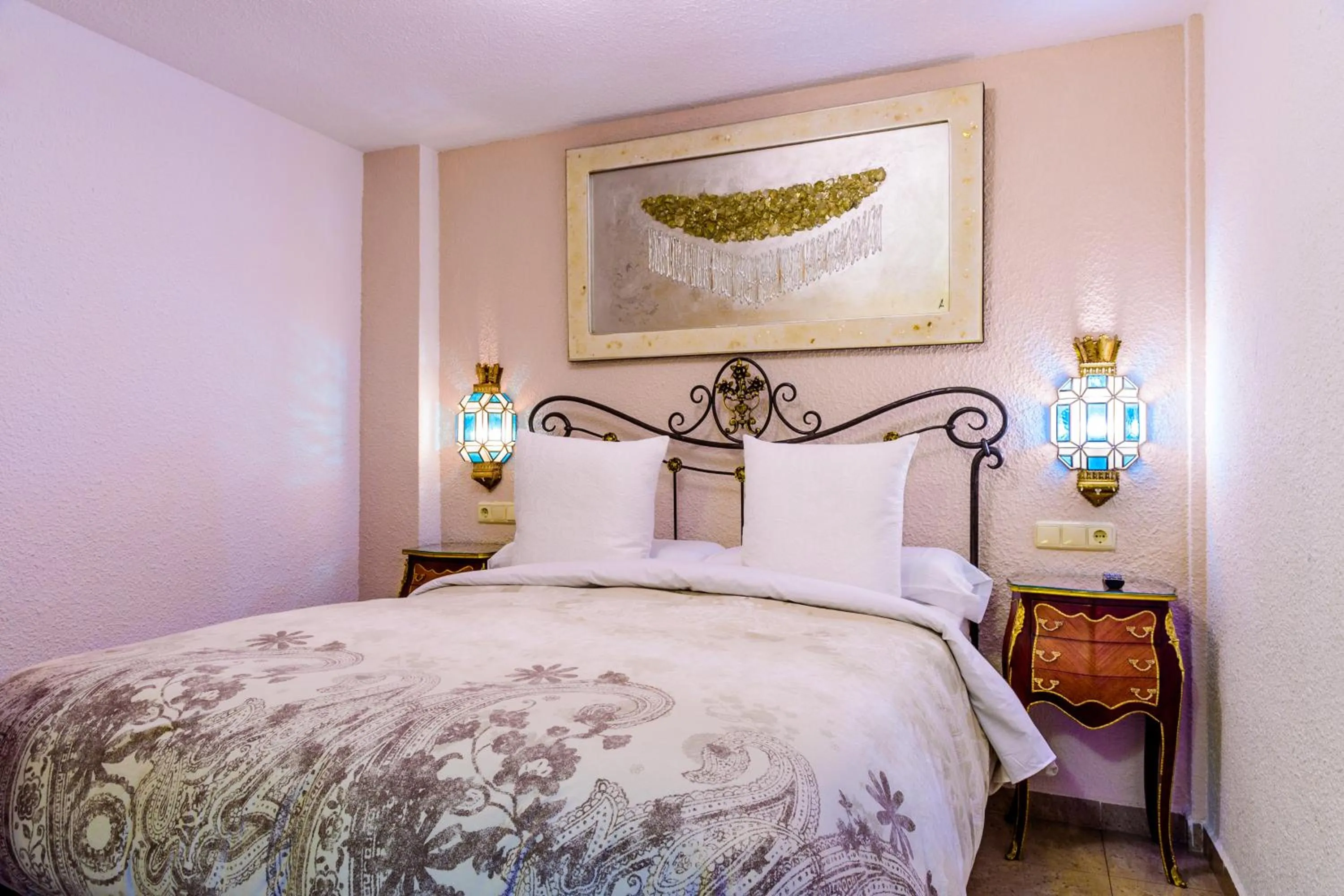 Decorative detail, Bed in Casa de Reyes