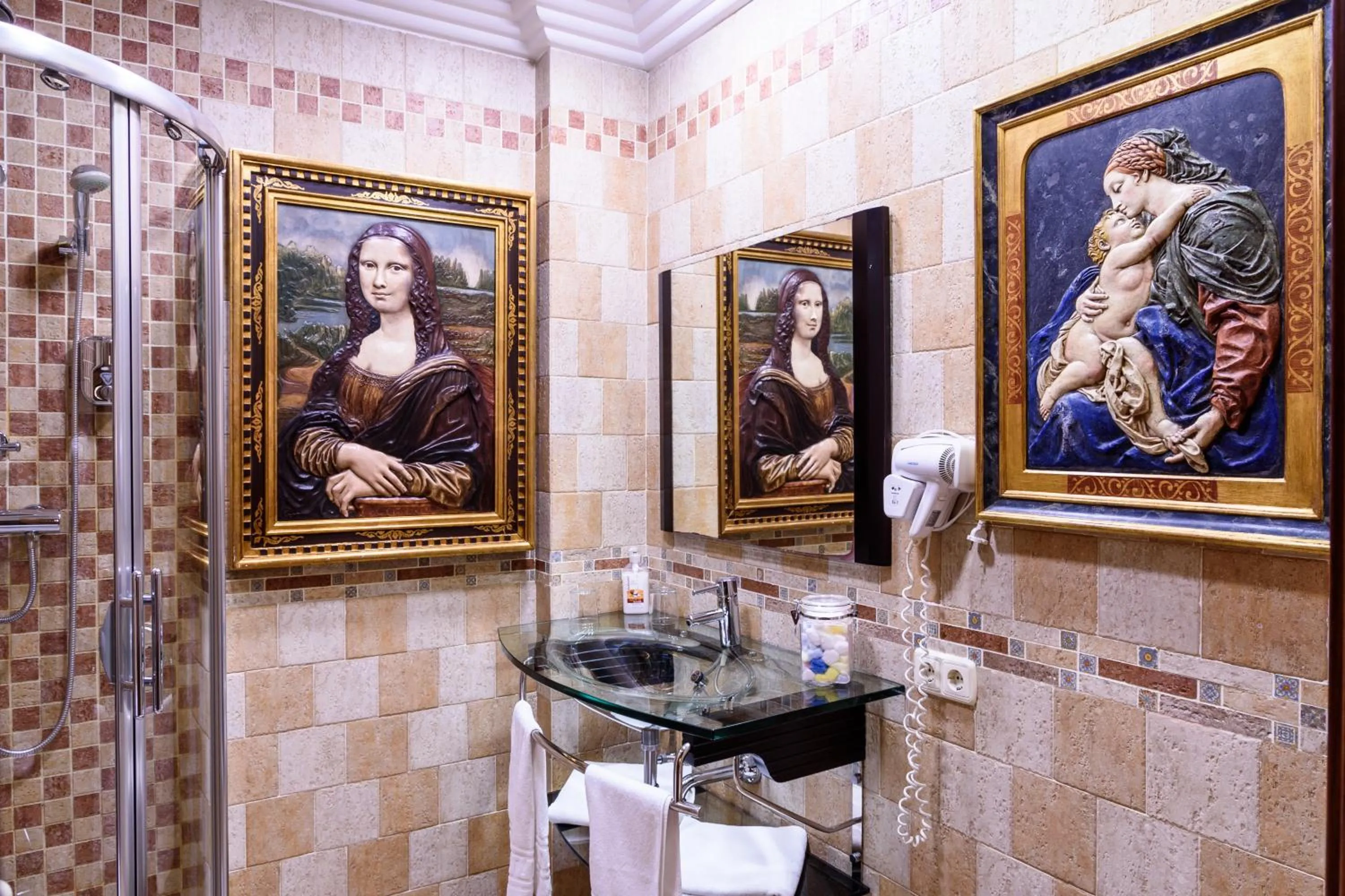 Photo of the whole room in Casa de Reyes