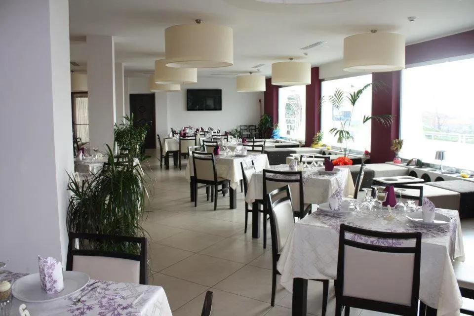 Restaurant/places to eat in Hotel Cliché