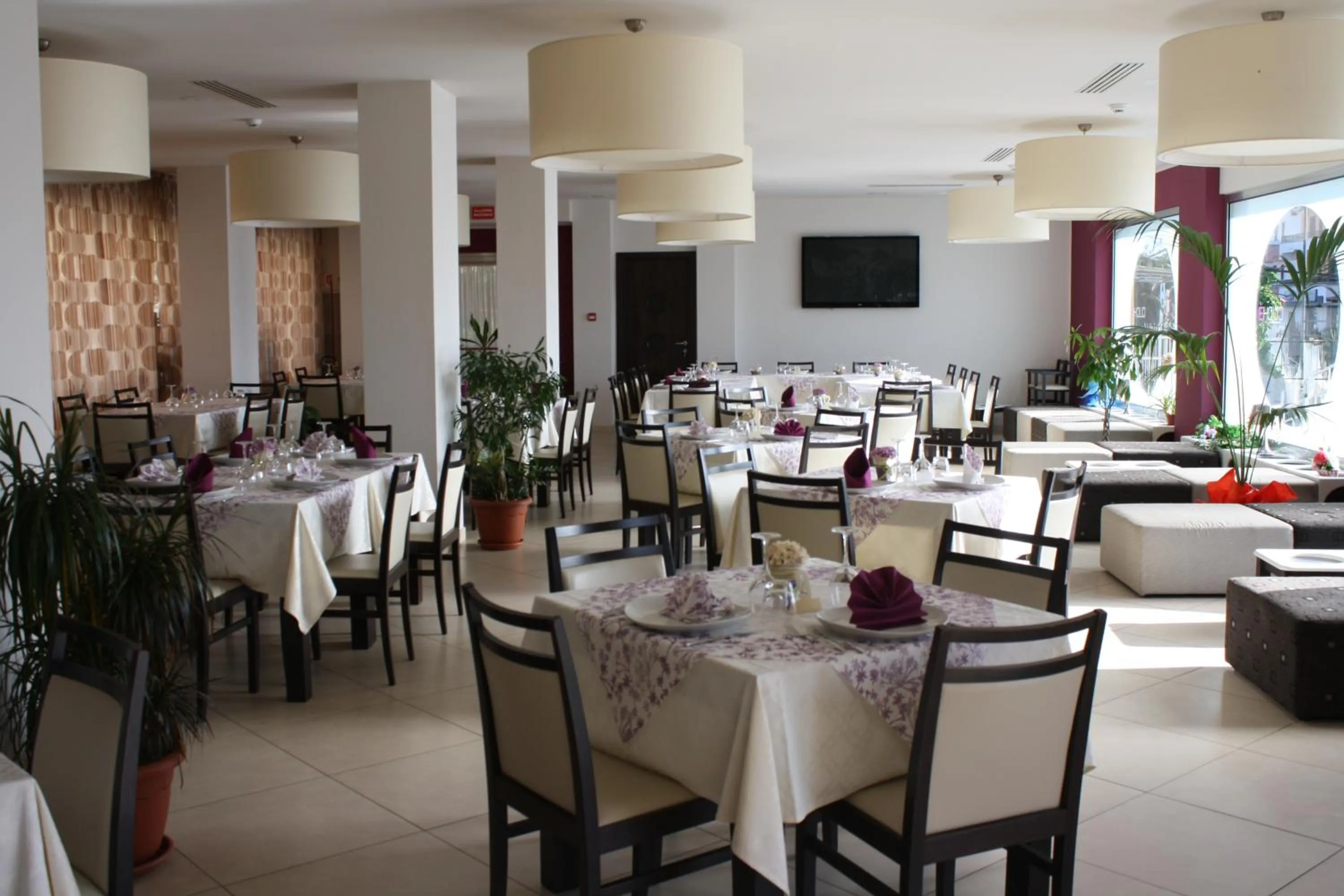 Restaurant/places to eat in Hotel Cliché