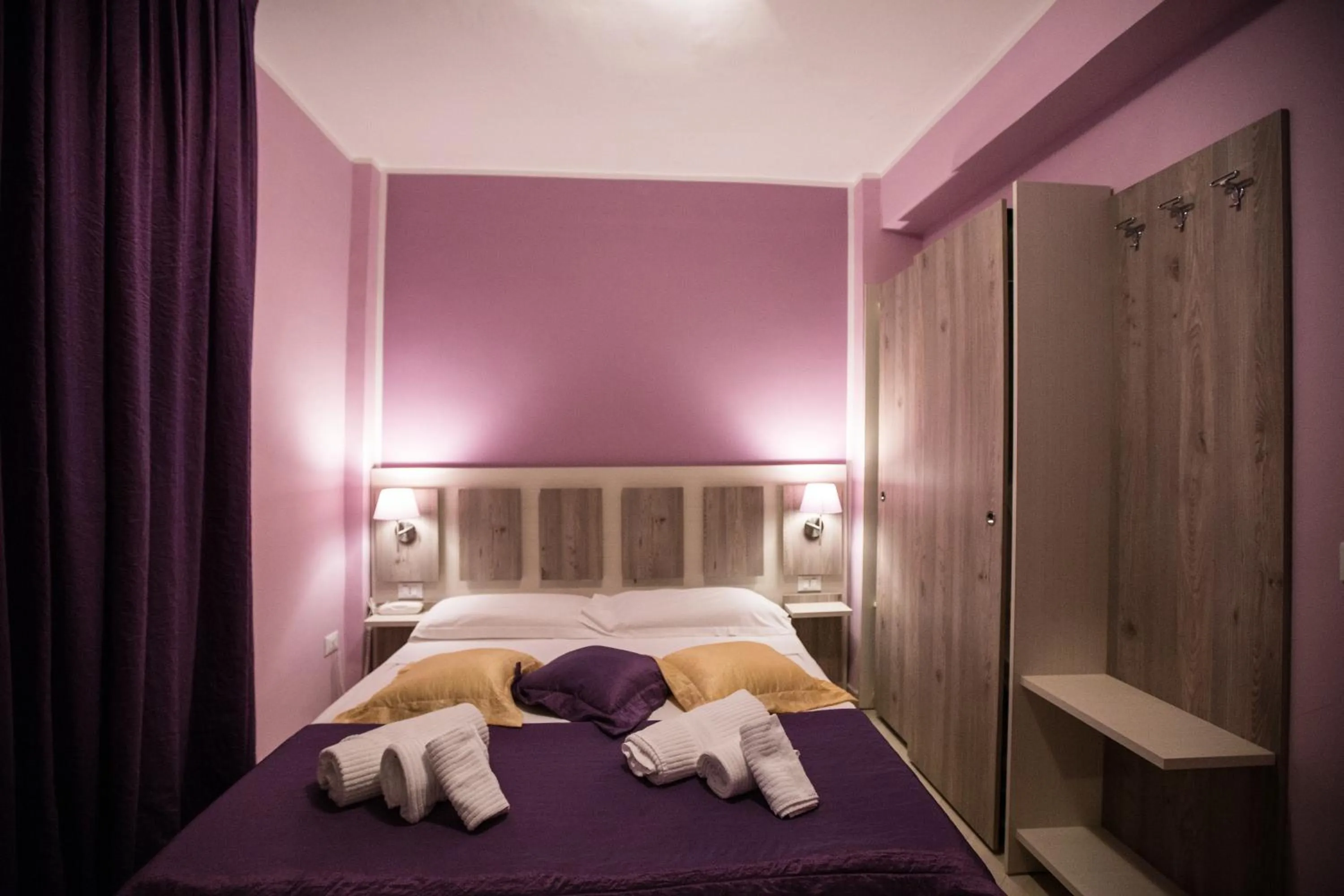 Bedroom, Bed in Hotel Cliché