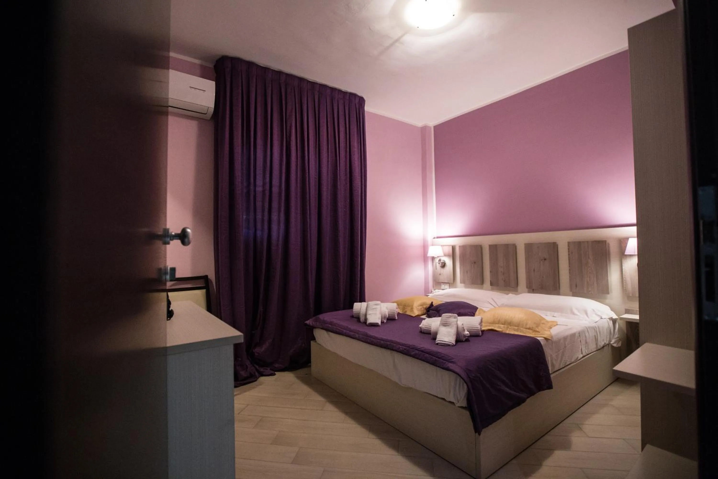 Photo of the whole room, Bed in Hotel Cliché