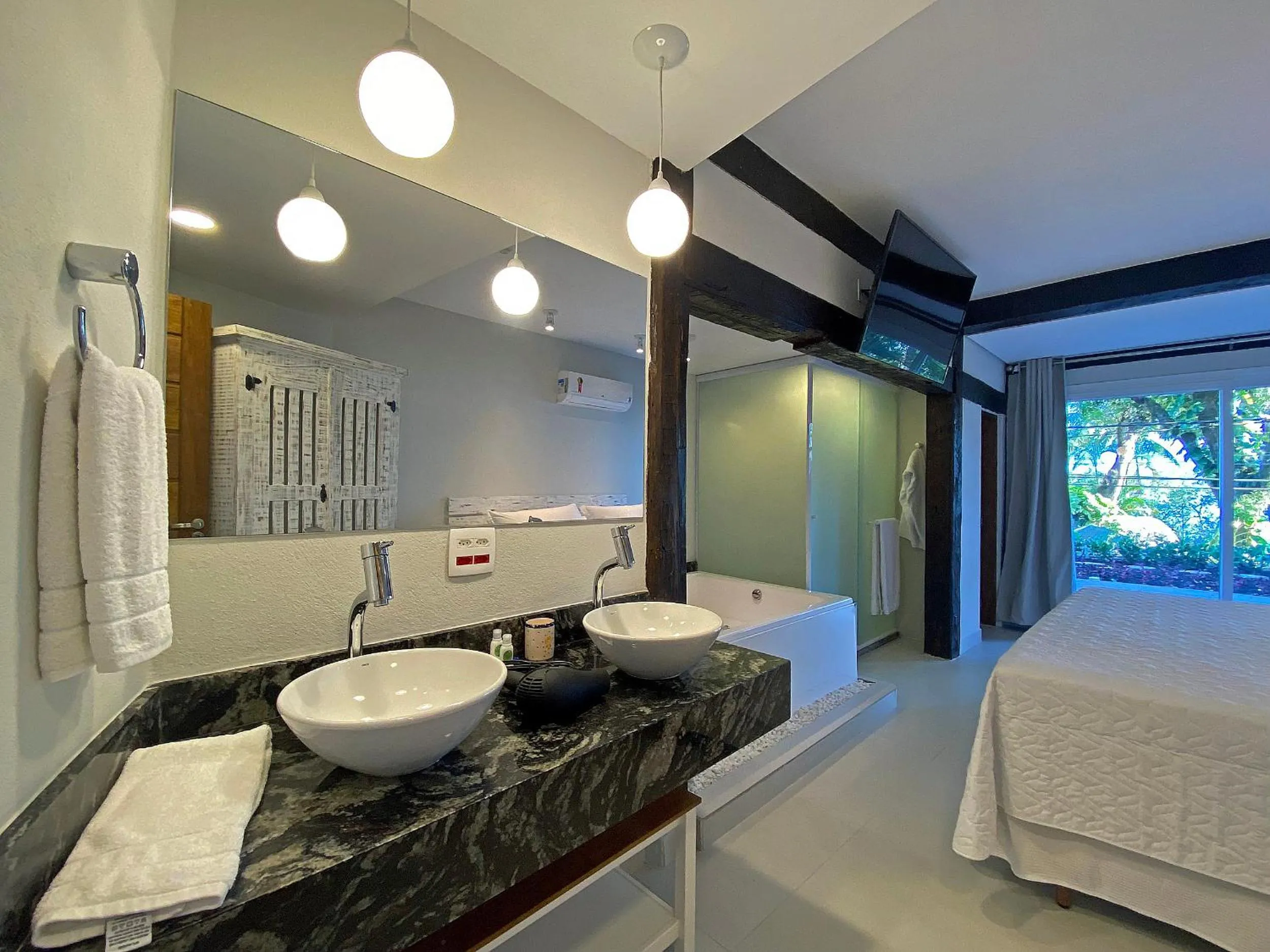 Hot Tub, Bed in Porto Pacuíba Hotel