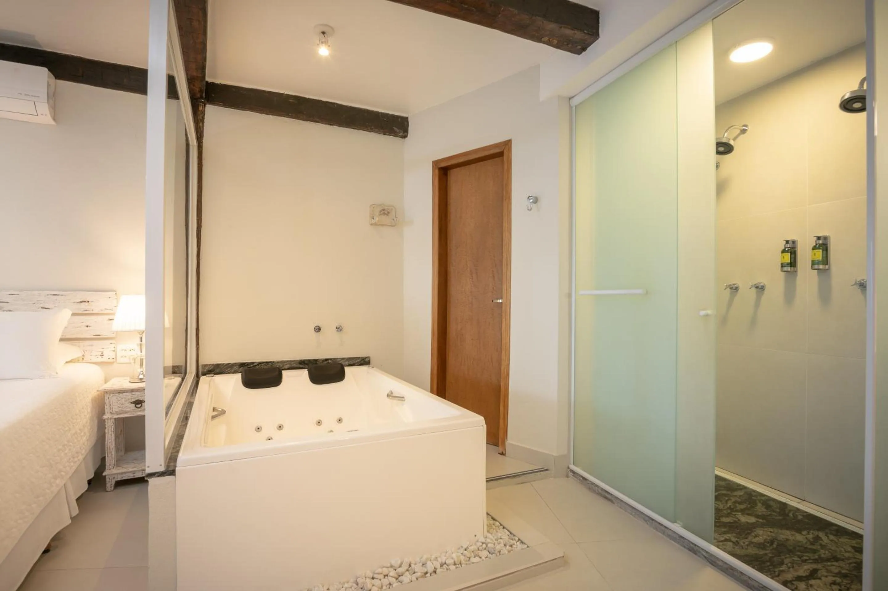 Bathroom in Porto Pacuíba Hotel