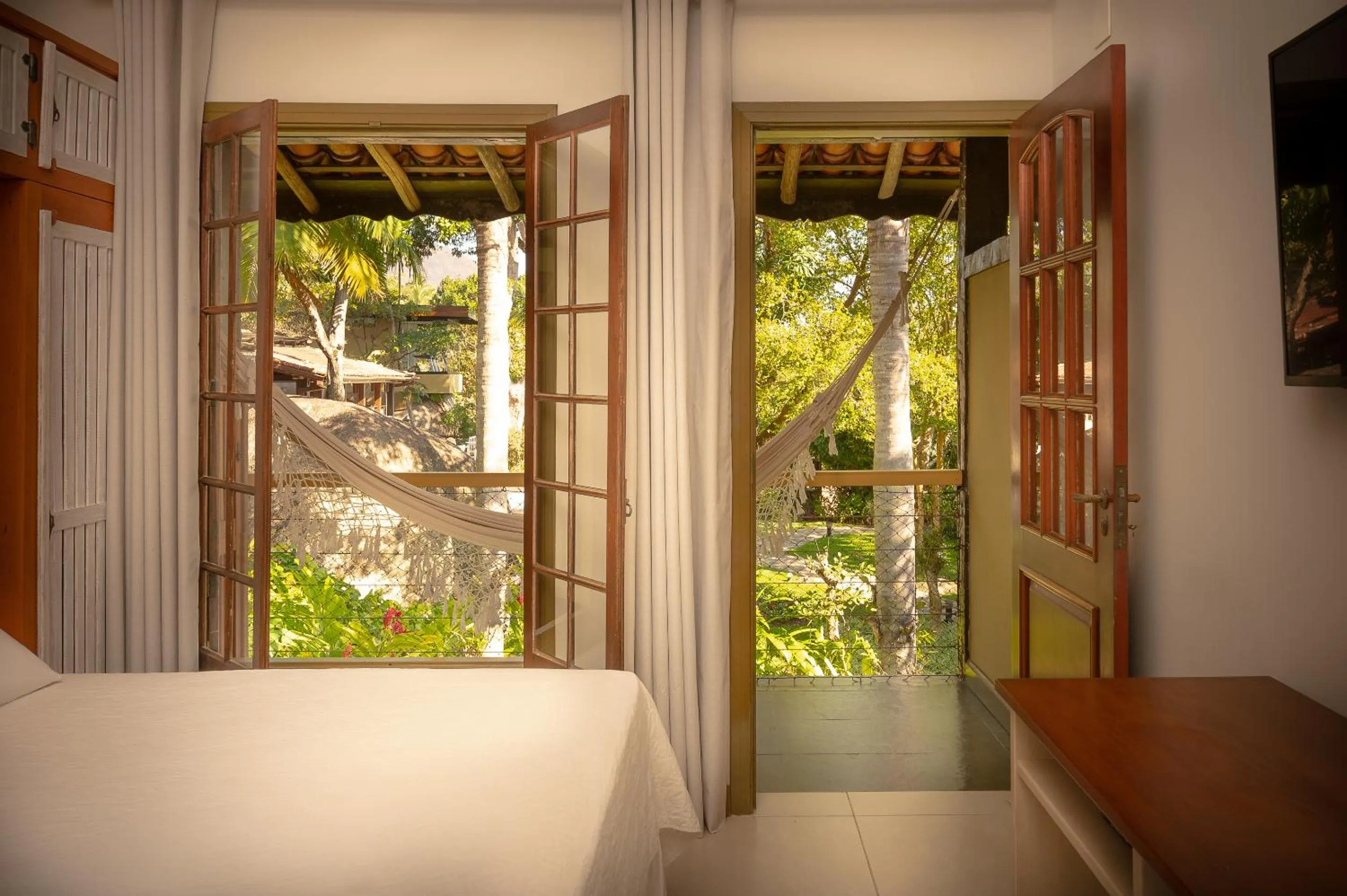 View (from property/room), Bed in Porto Pacuíba Hotel