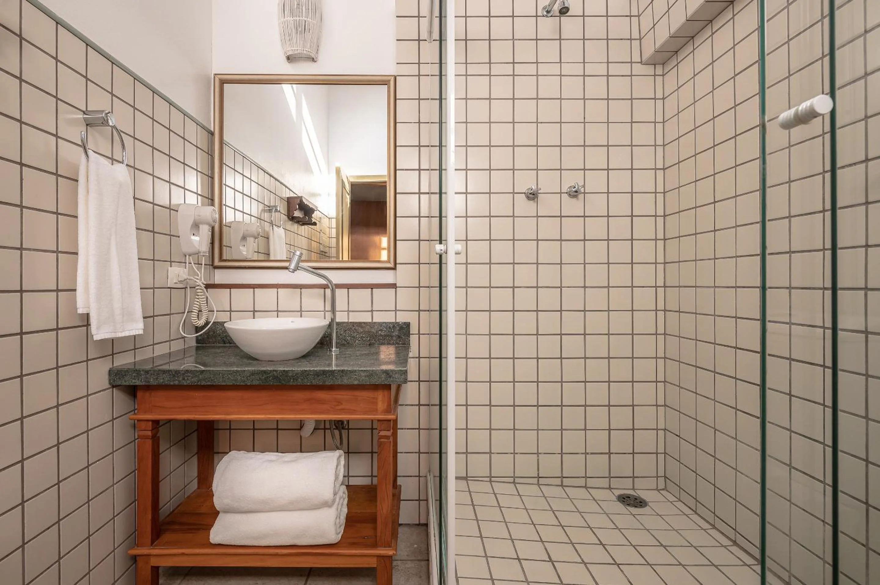 Bathroom in Porto Pacuíba Hotel