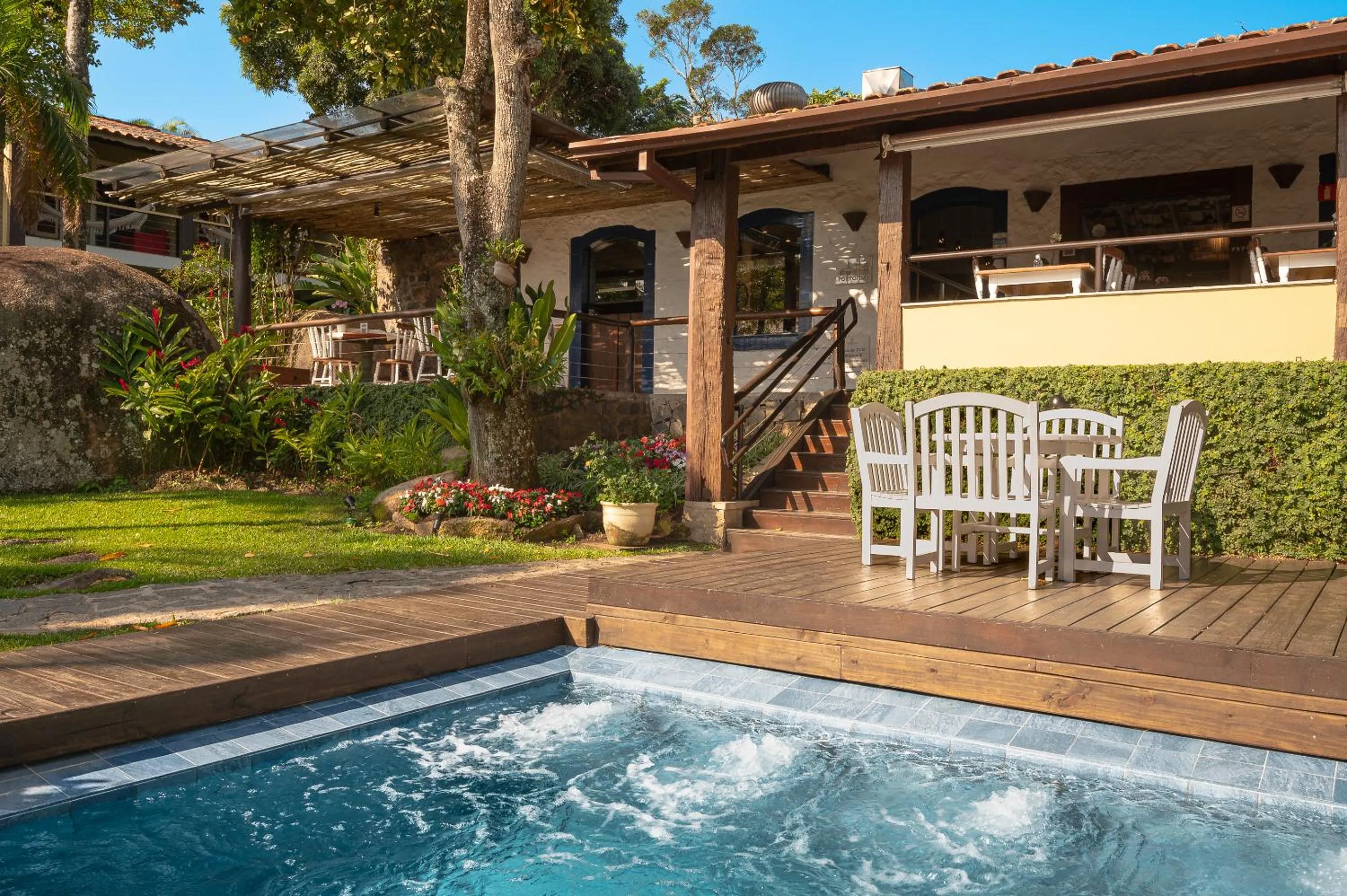 Swimming pool in Porto Pacuíba Hotel