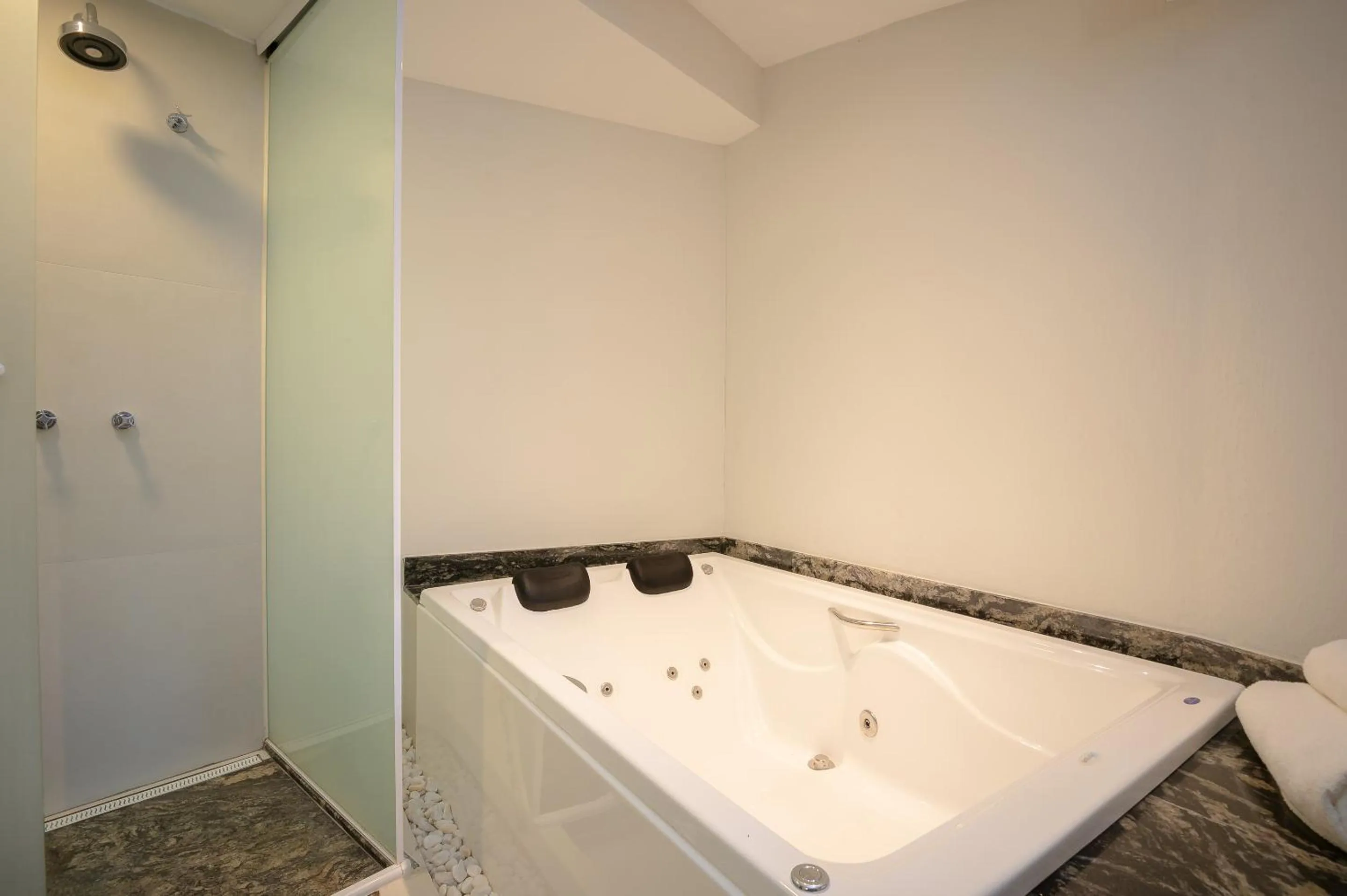 Bathroom in Porto Pacuíba Hotel