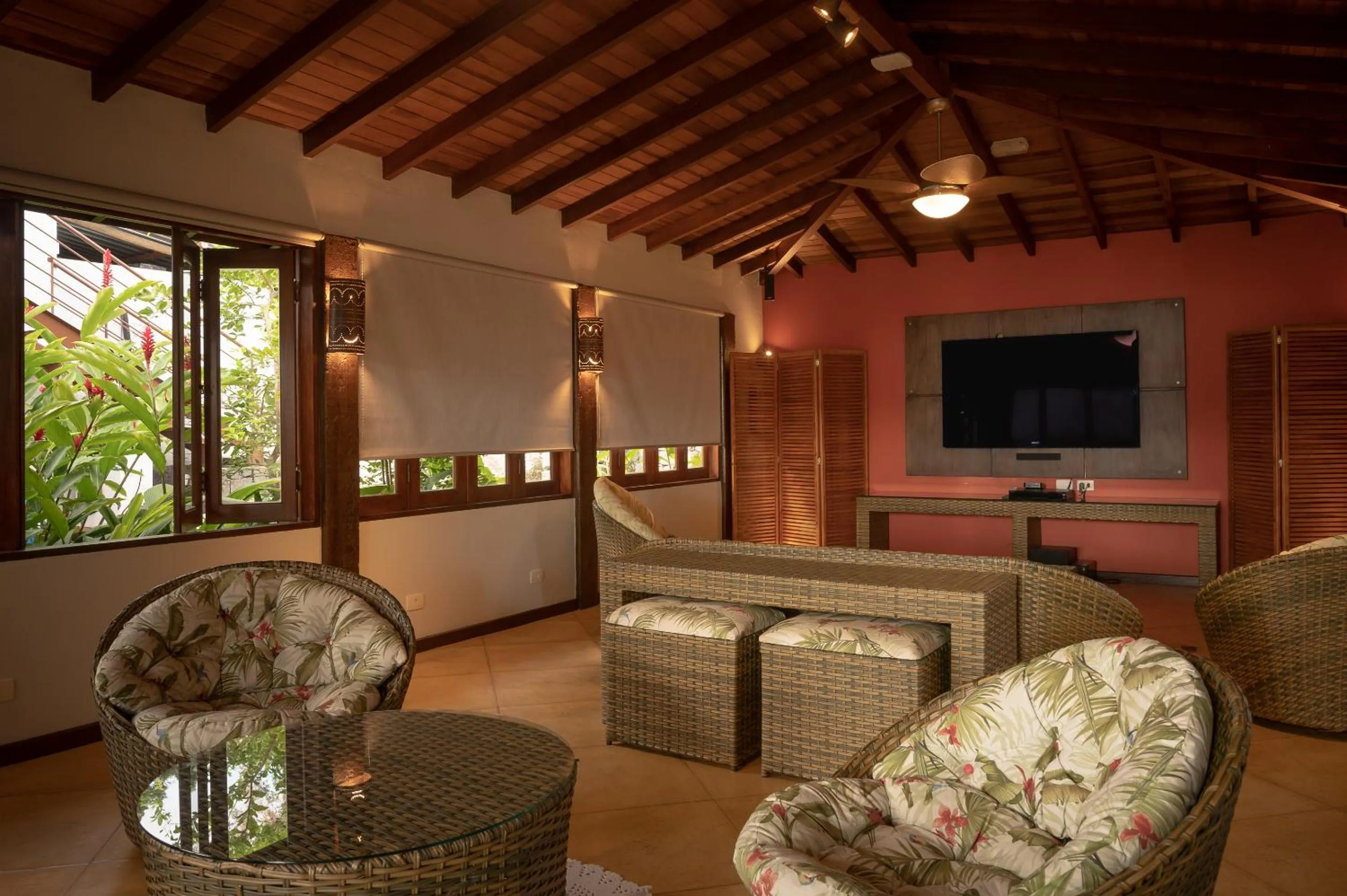 Communal lounge/ TV room in Porto Pacuíba Hotel