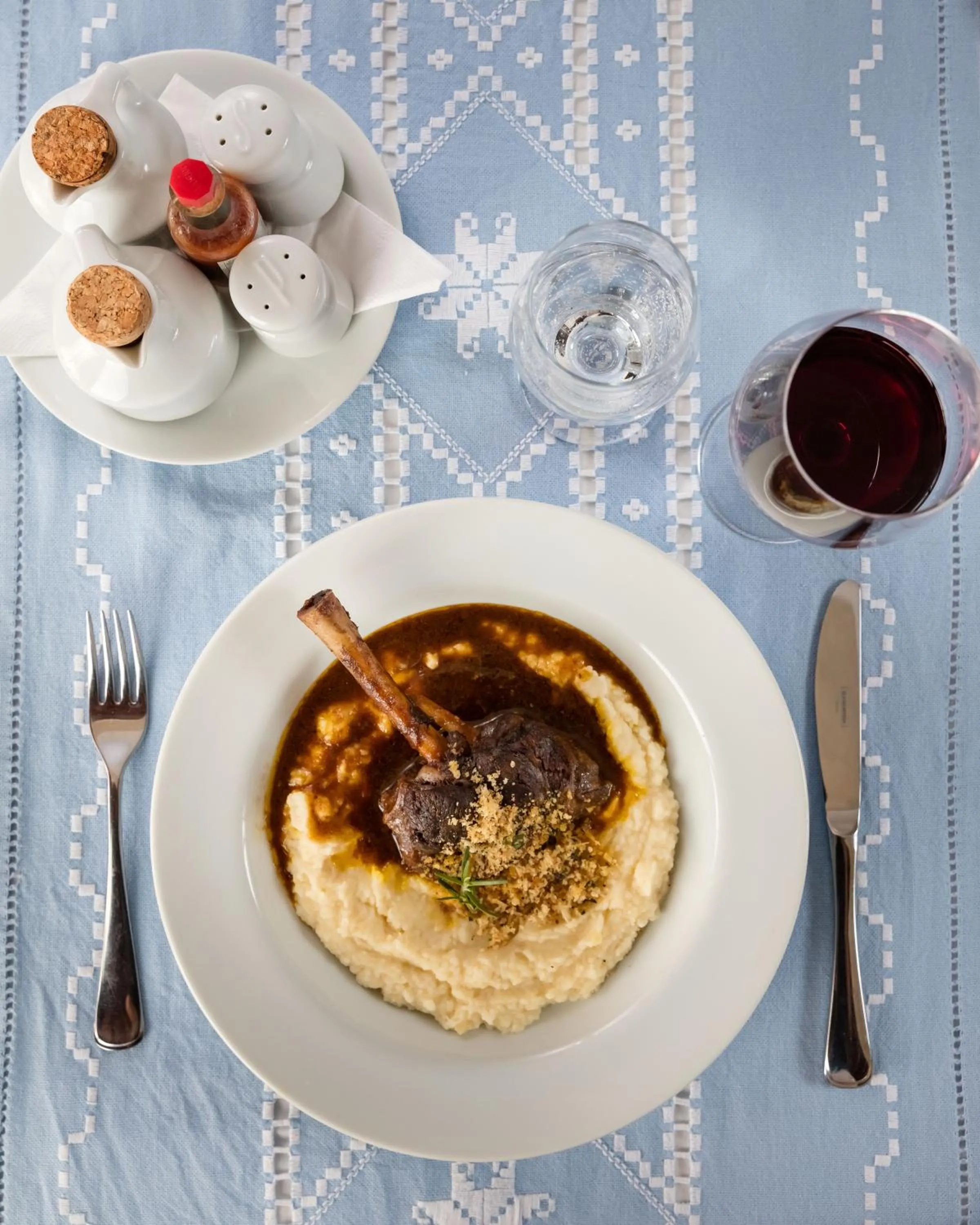 Food and drinks in Gungaporanga Hotel