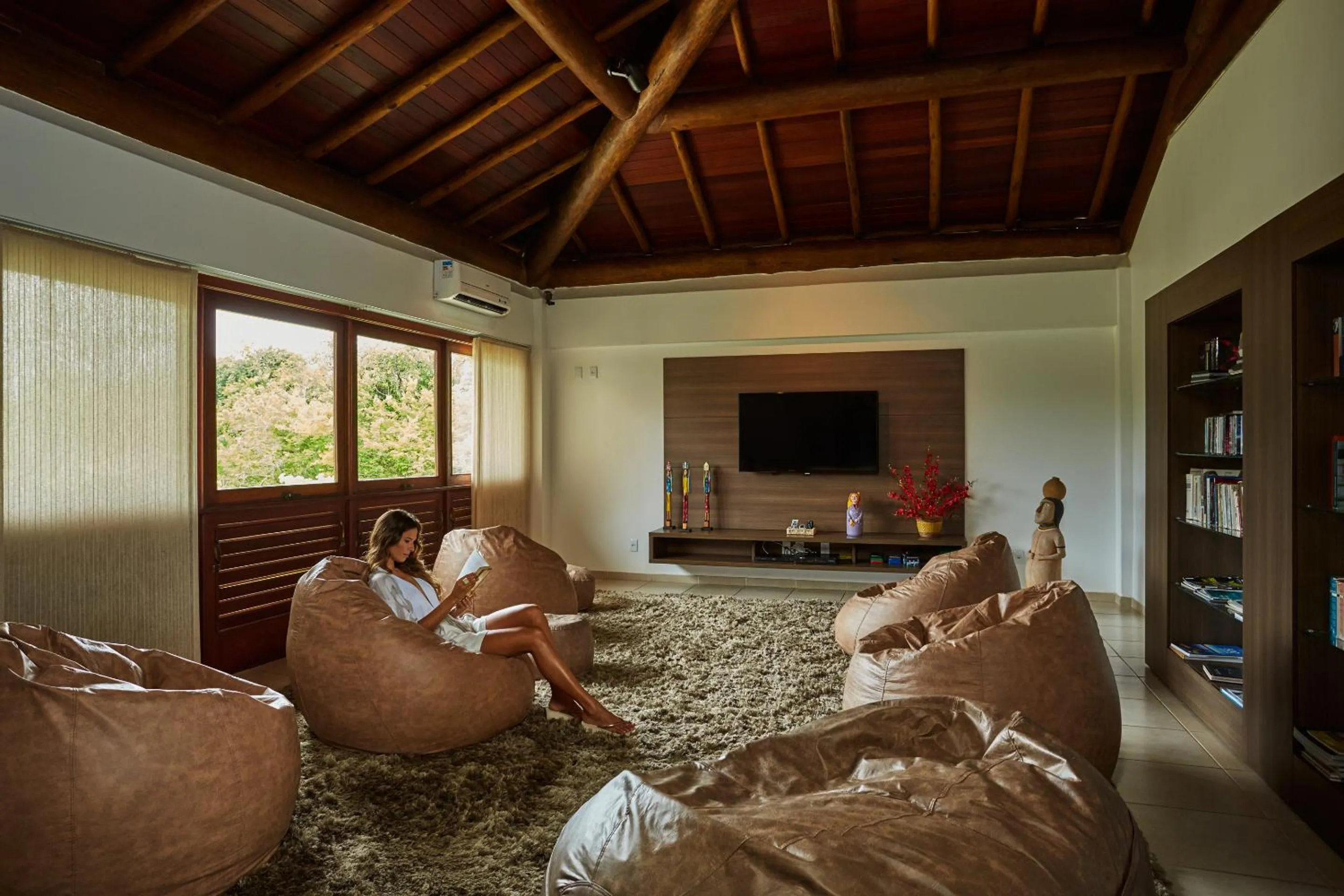 Communal lounge/ TV room in Gungaporanga Hotel
