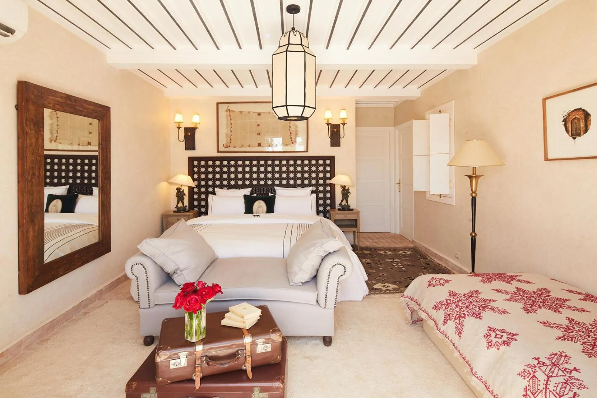 Photo of the whole room, Bed in Indian Palace