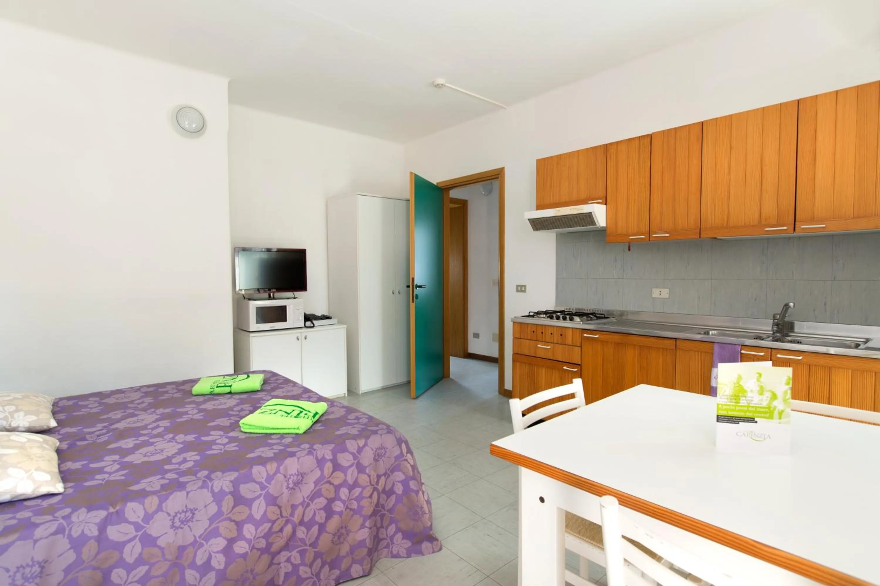 Kitchen or kitchenette, Bed in Aparthotel Carinzia