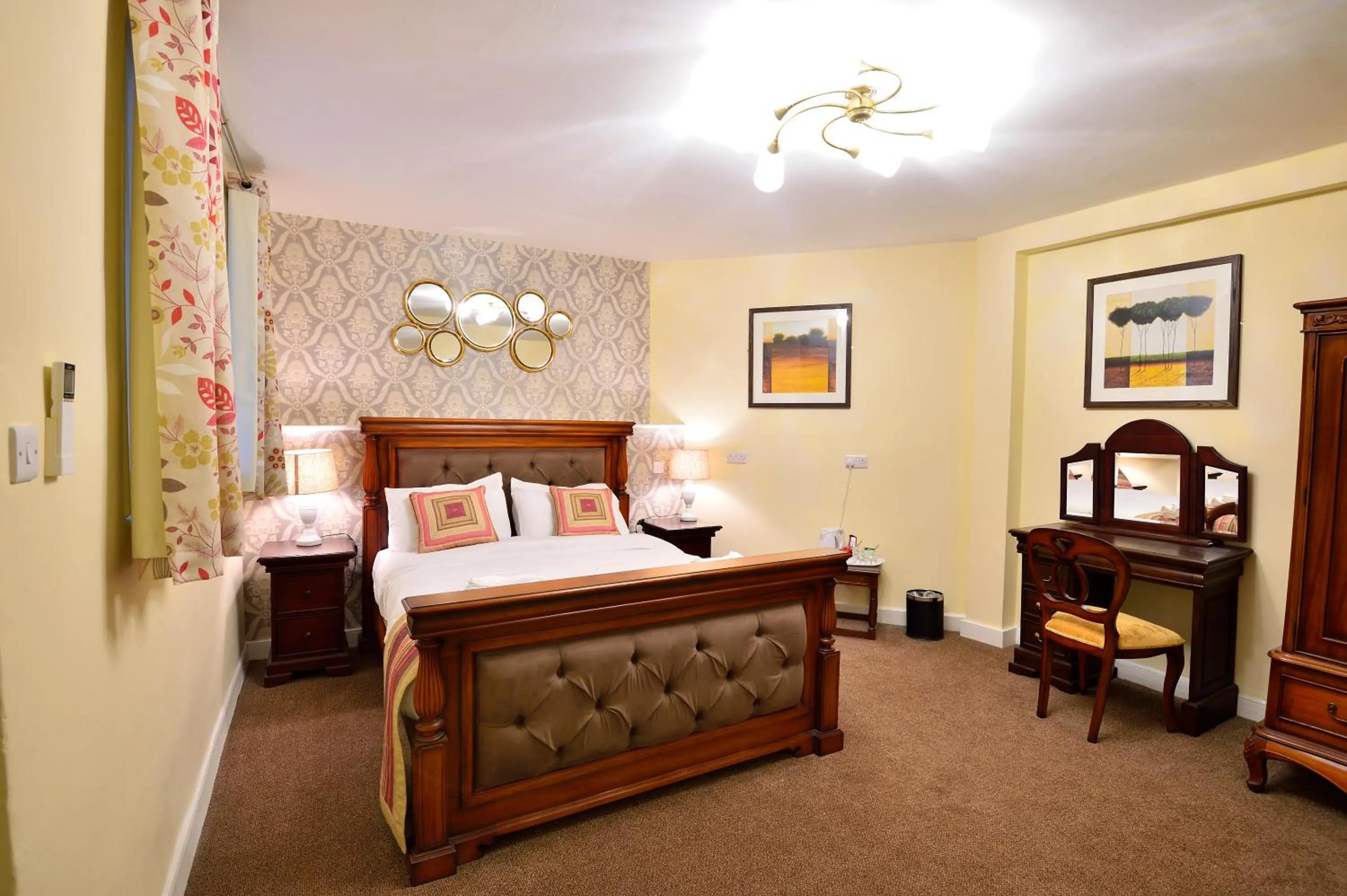 Photo of the whole room, Bed in The Royal Victoria and Bull Hotel