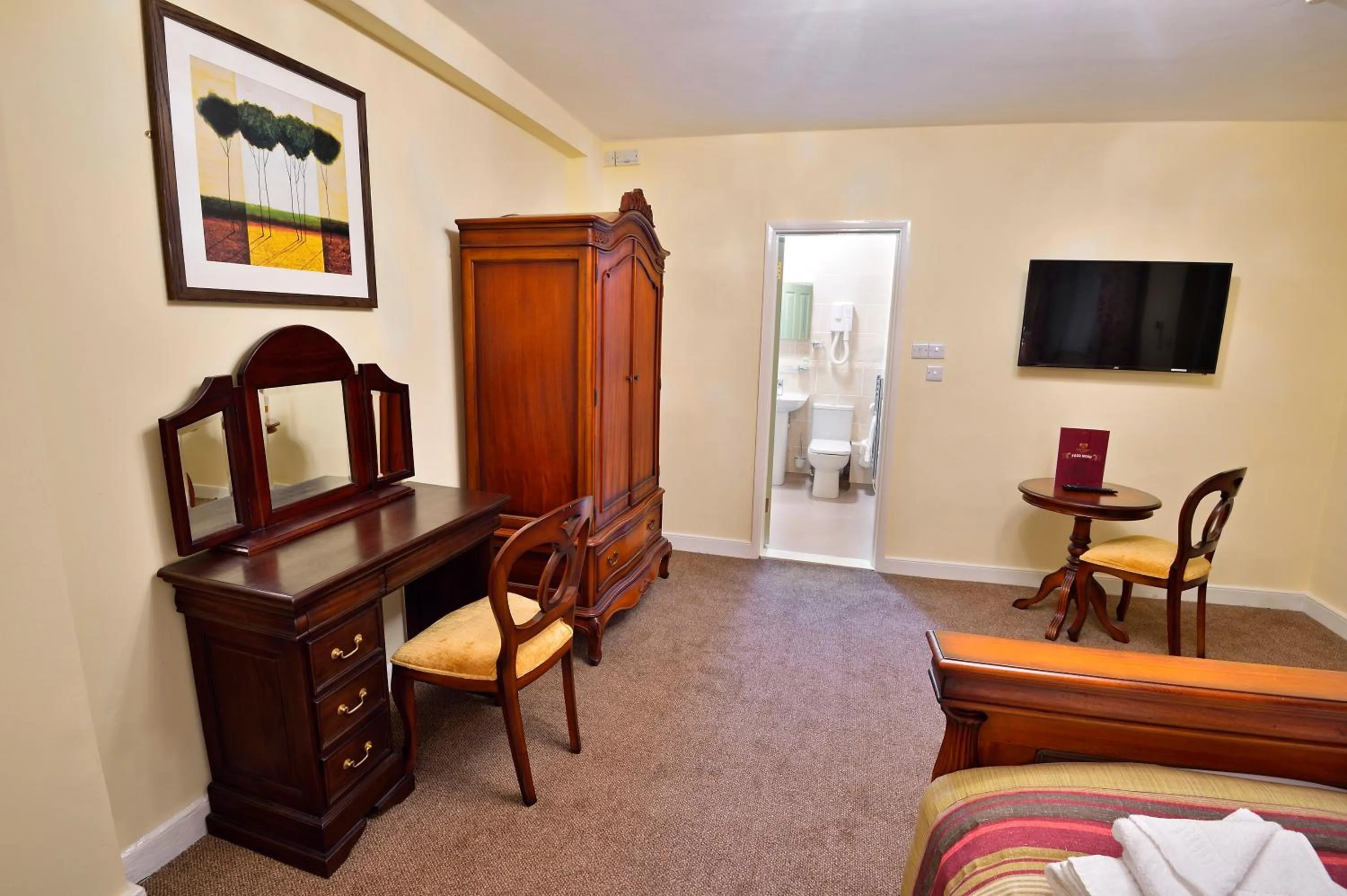 Photo of the whole room, Bed in The Royal Victoria and Bull Hotel