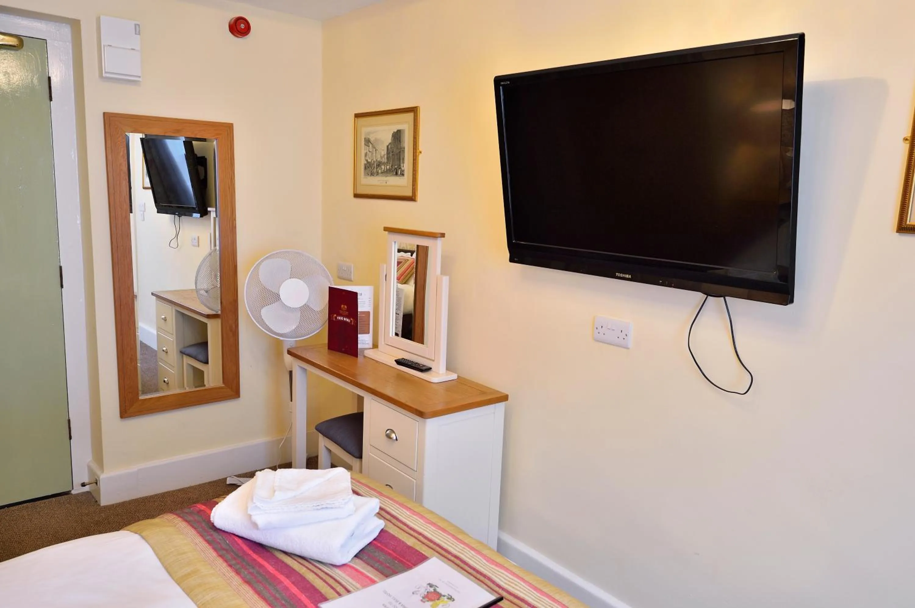 TV and multimedia, Bed in The Royal Victoria and Bull Hotel