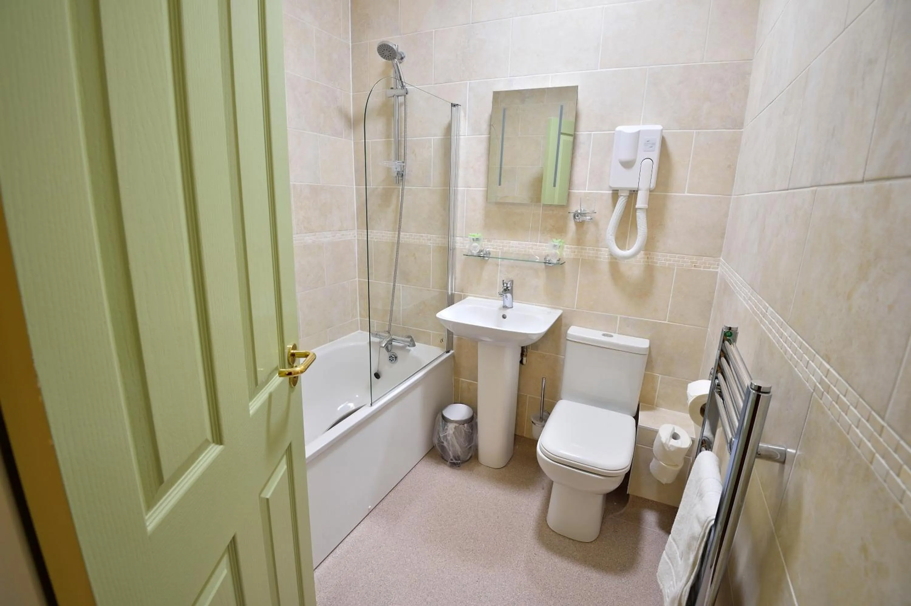 Bathroom in The Royal Victoria and Bull Hotel