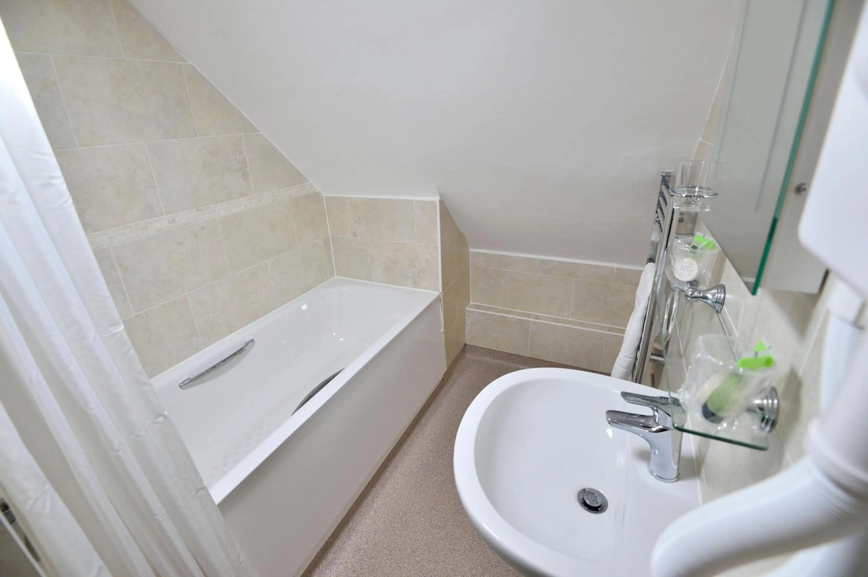 Bathroom in The Royal Victoria and Bull Hotel