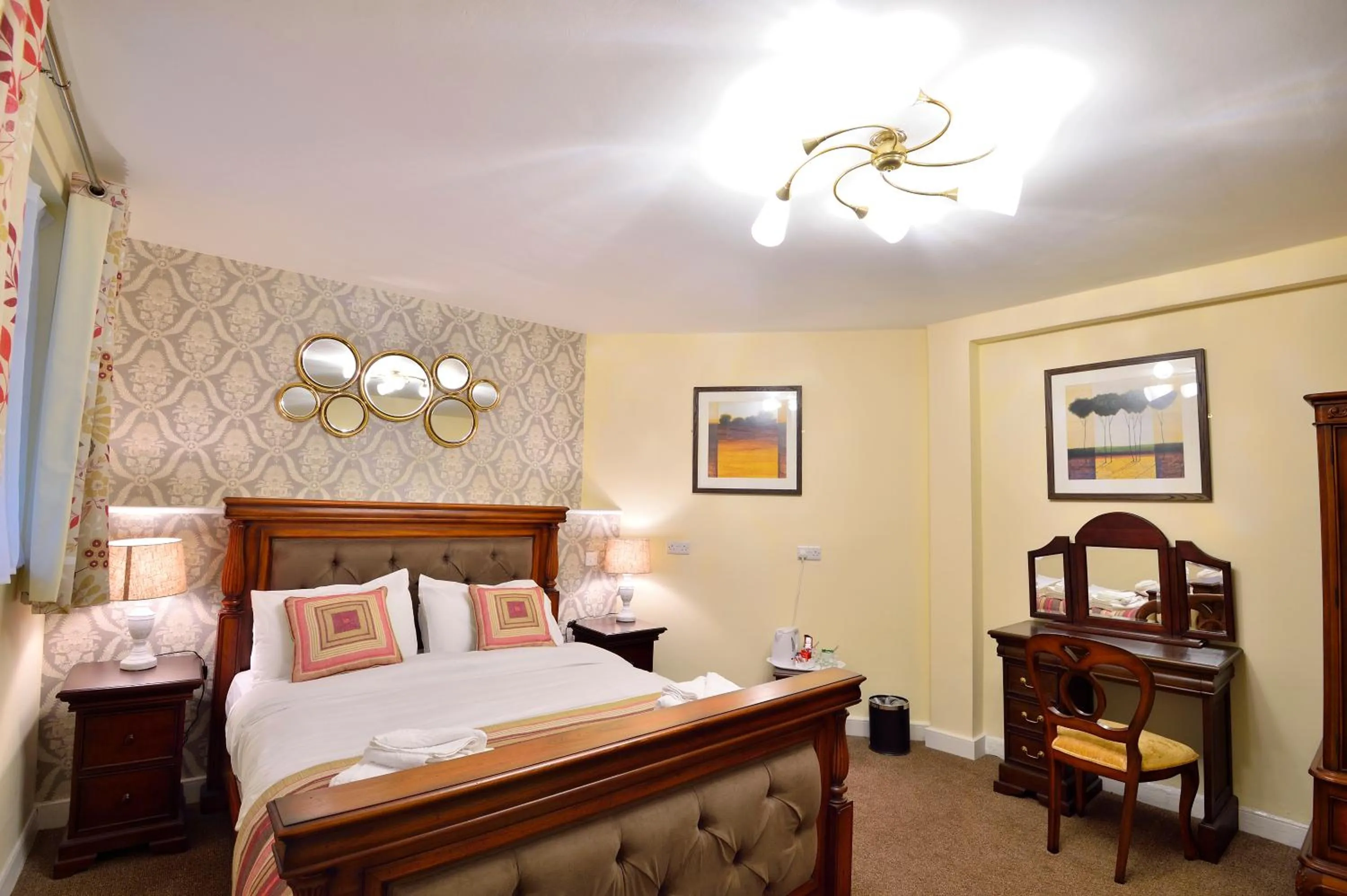 Photo of the whole room, Bed in The Royal Victoria and Bull Hotel