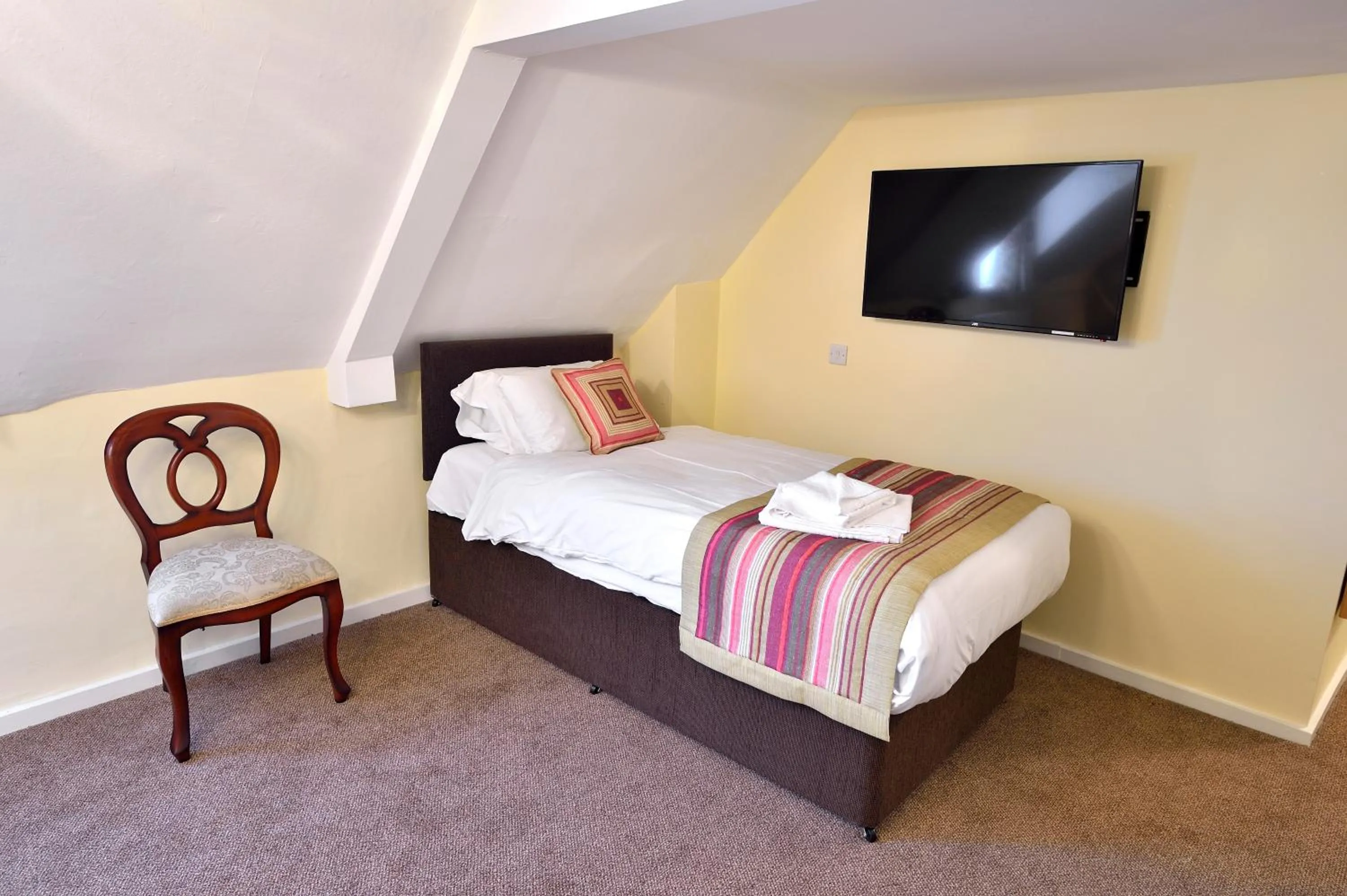 Photo of the whole room, Bed in The Royal Victoria and Bull Hotel