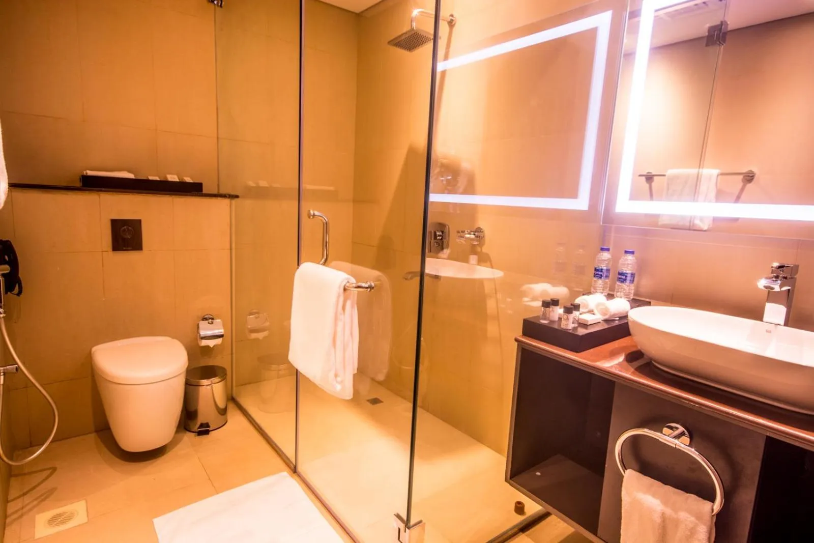 Shower in Carnelian Muscat - Airport Hotel