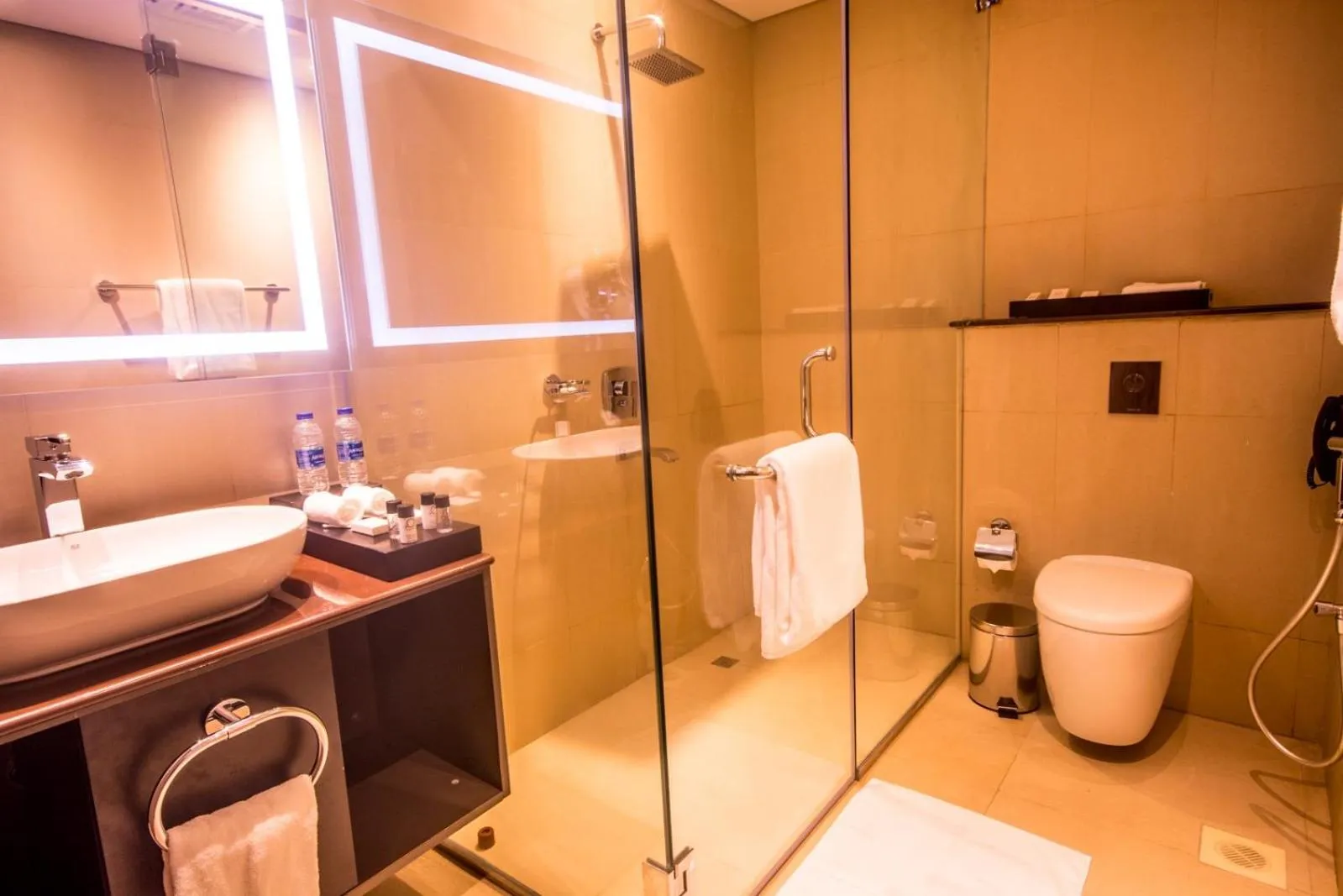 Shower in Carnelian Muscat - Airport Hotel