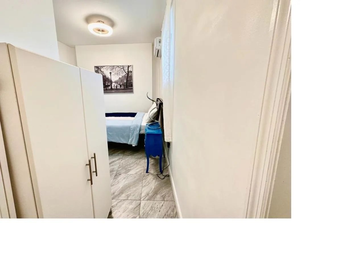 Photo of the whole room, Bed in Blue House Miami