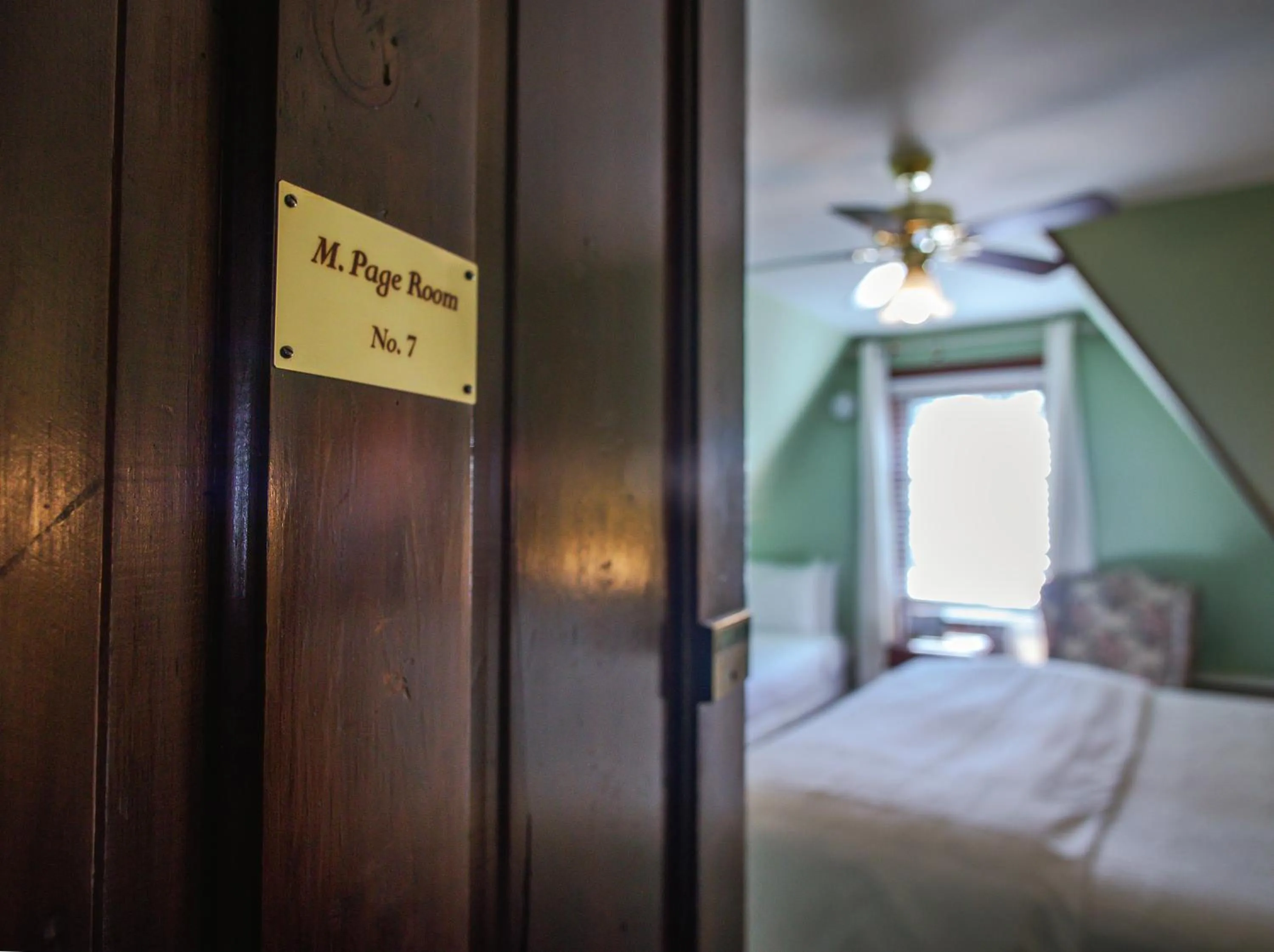 Bed in Cedar Crest Inn