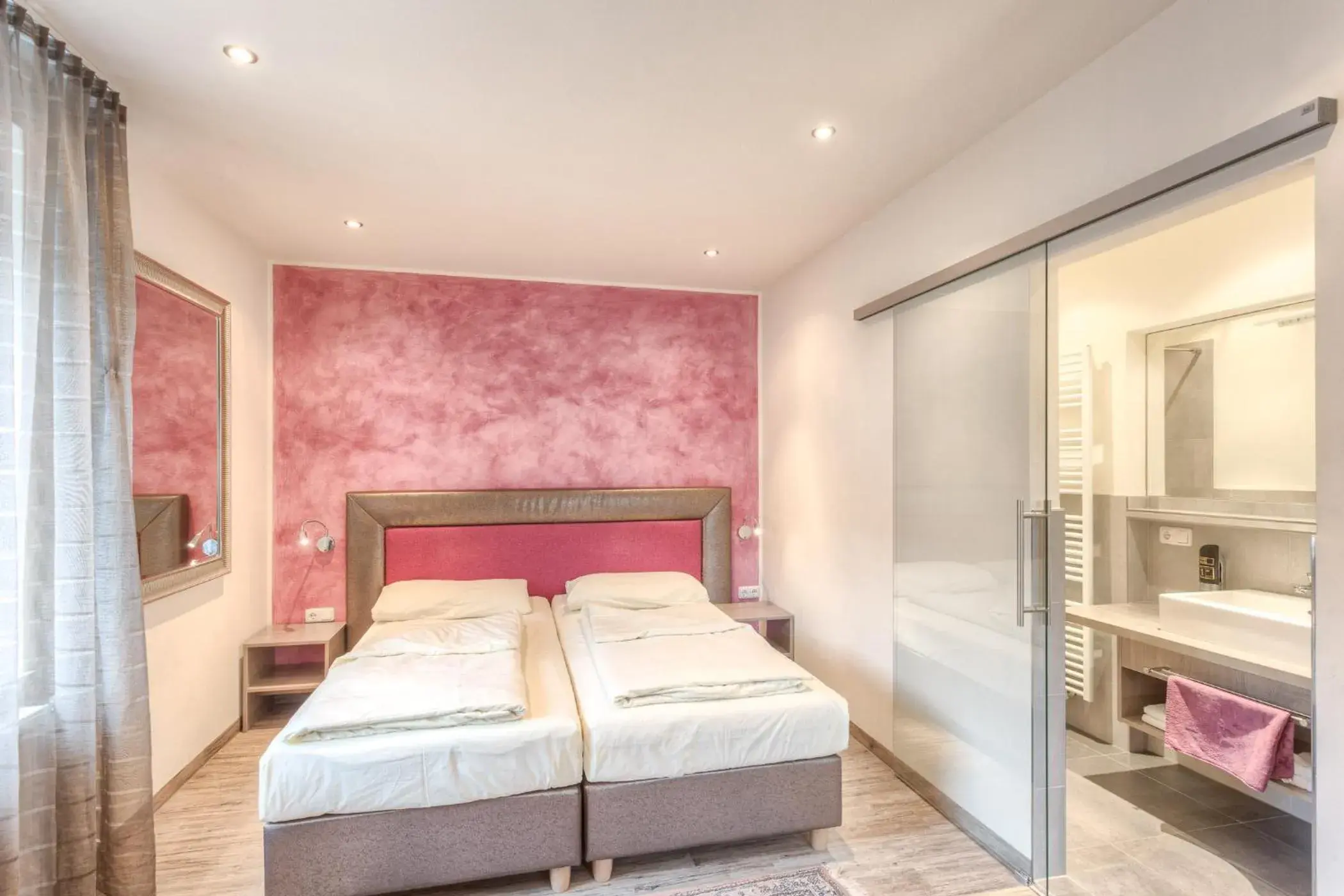 Deluxe Double Room with Balcony in City Zimmer - Appartement Dina Mariner Deluxe Double Room with Balcony in City Zimmer - Appartement Dina Mariner