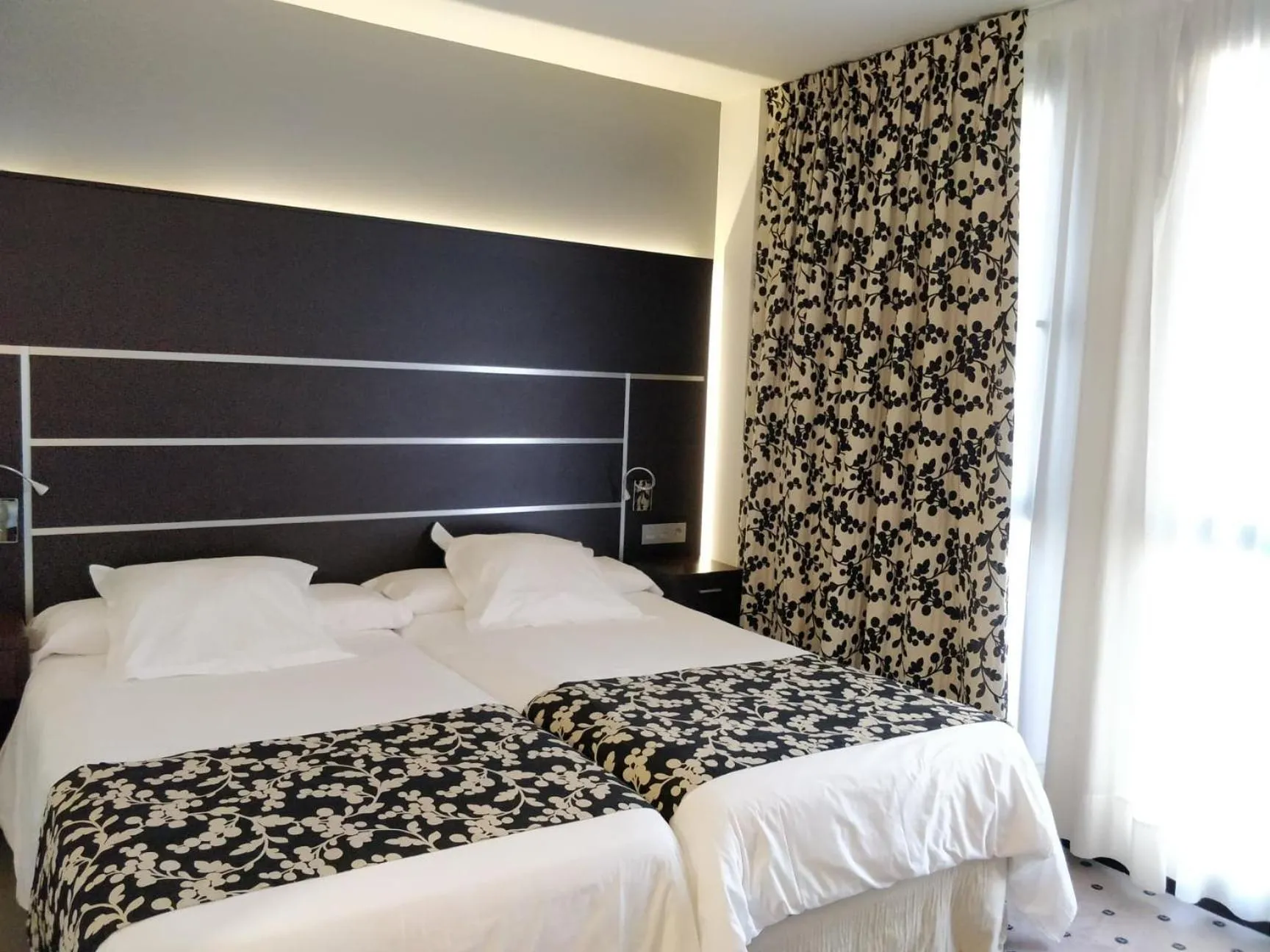 Photo of the whole room, Bed in Alameda Centro