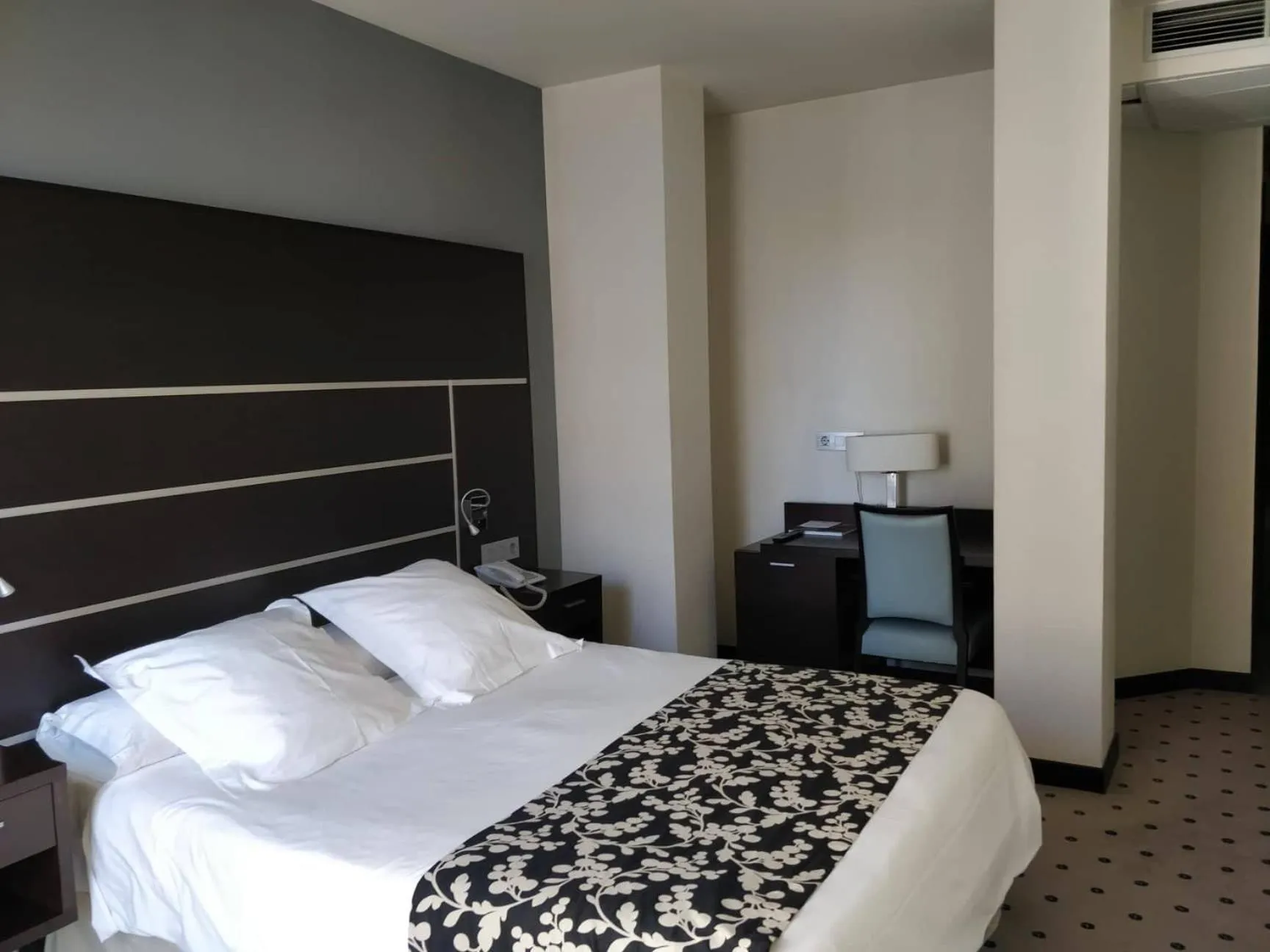 Photo of the whole room, Bed in Alameda Centro