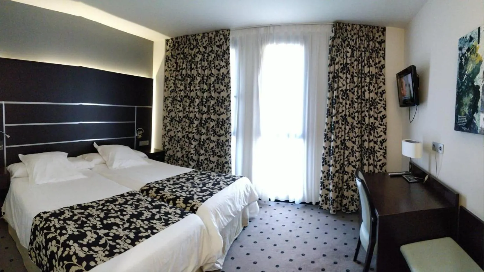 Photo of the whole room, Bed in Alameda Centro