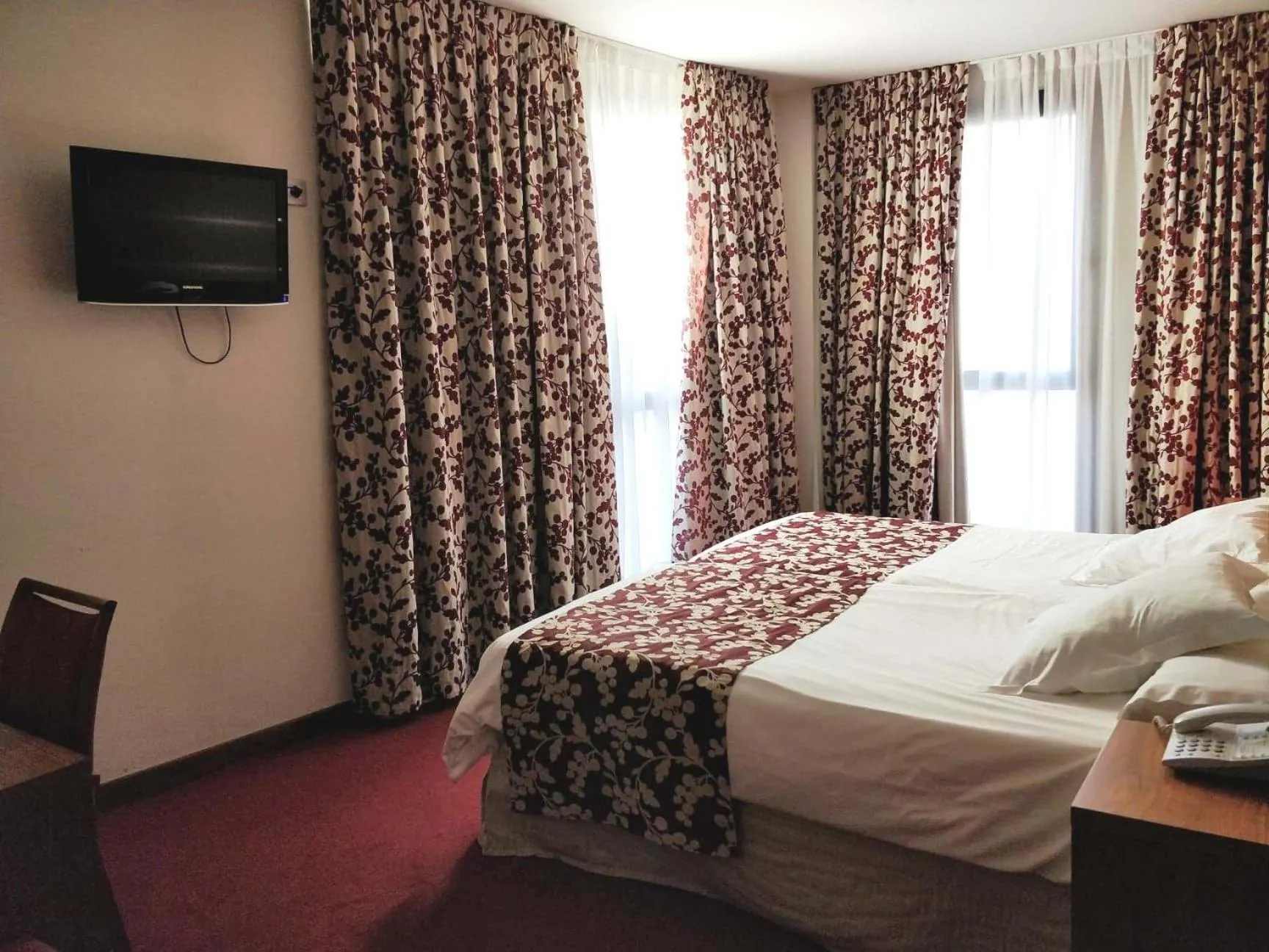 Photo of the whole room, Bed in Alameda Centro