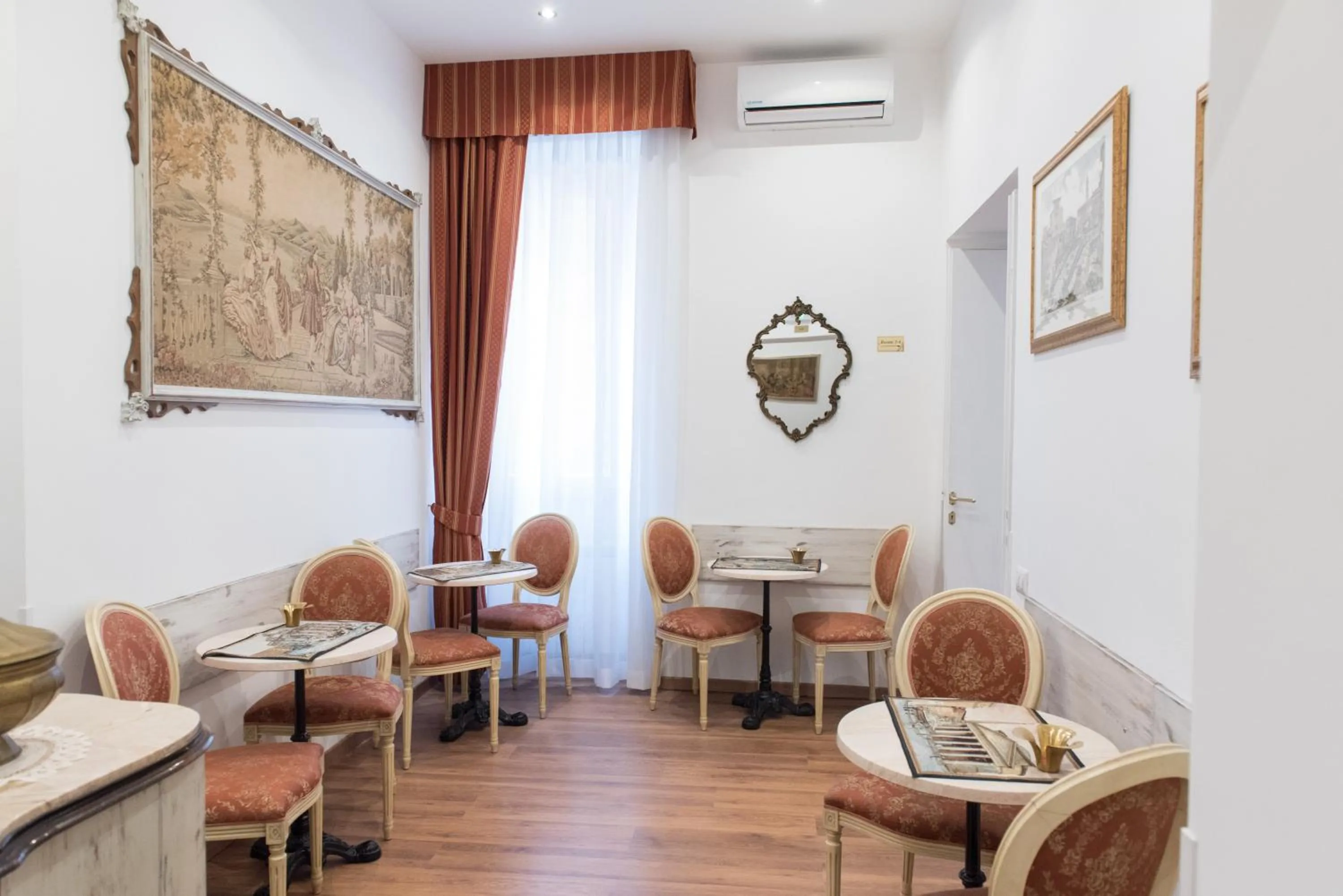 Communal lounge/ TV room in Domus Giulia