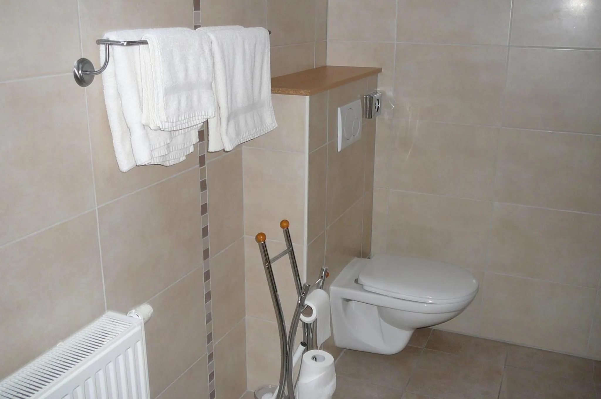 Toilet in Le Bernister parking privé