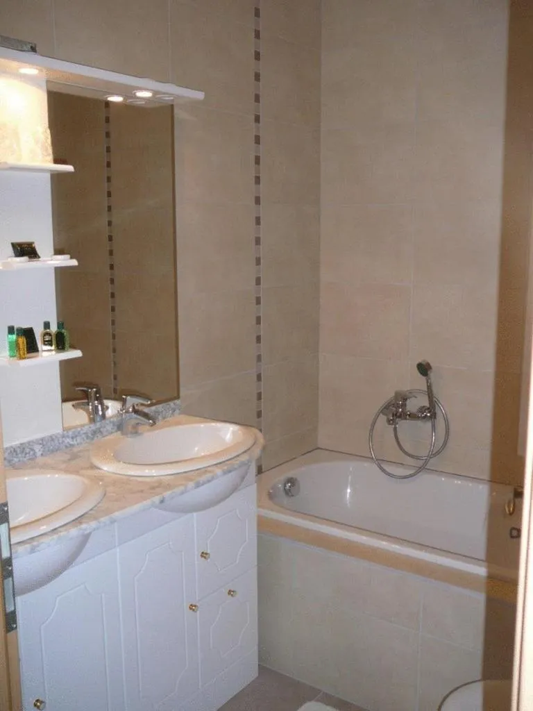 Bathroom in Le Bernister parking privé