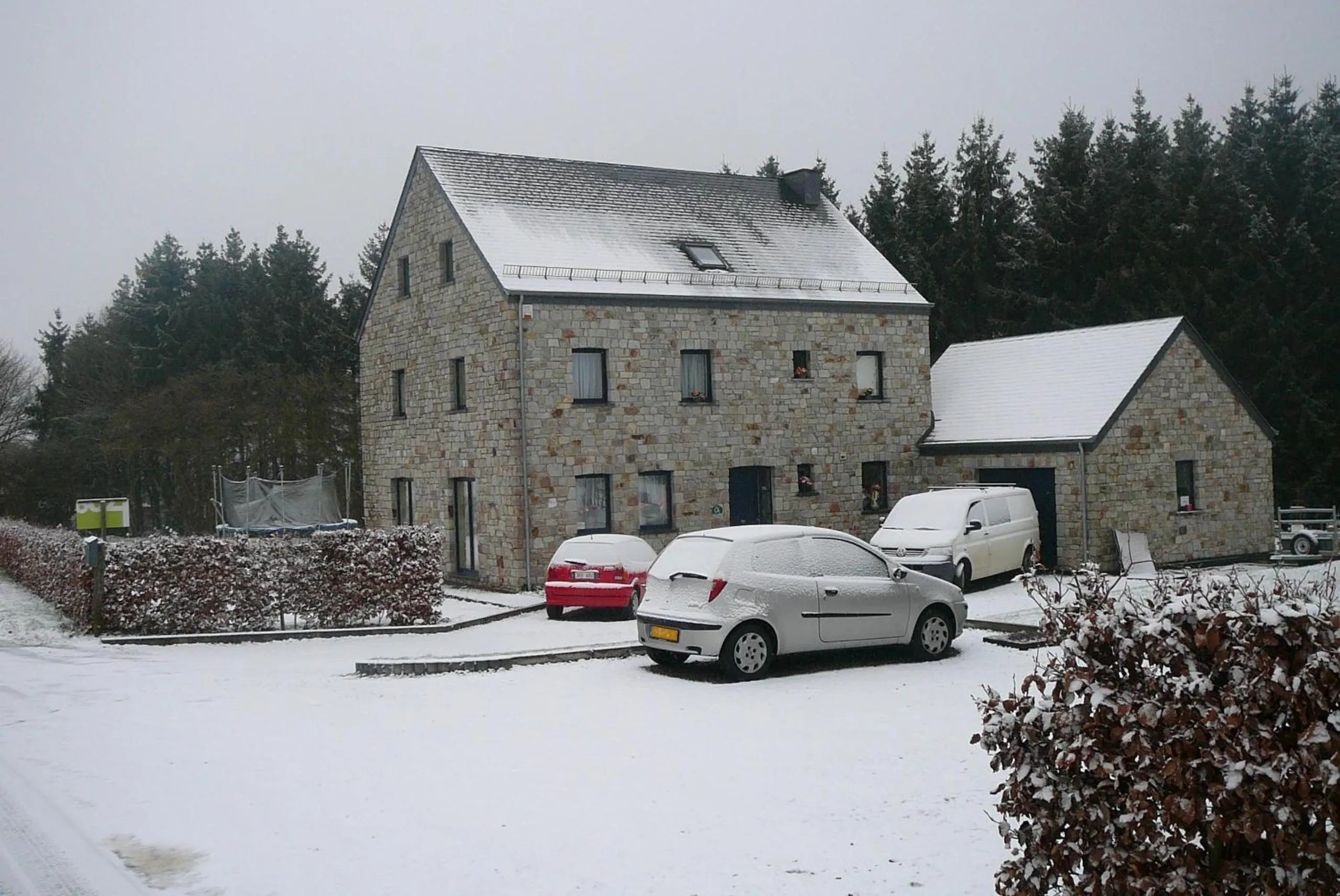 Facade/entrance in Le Bernister parking privé
